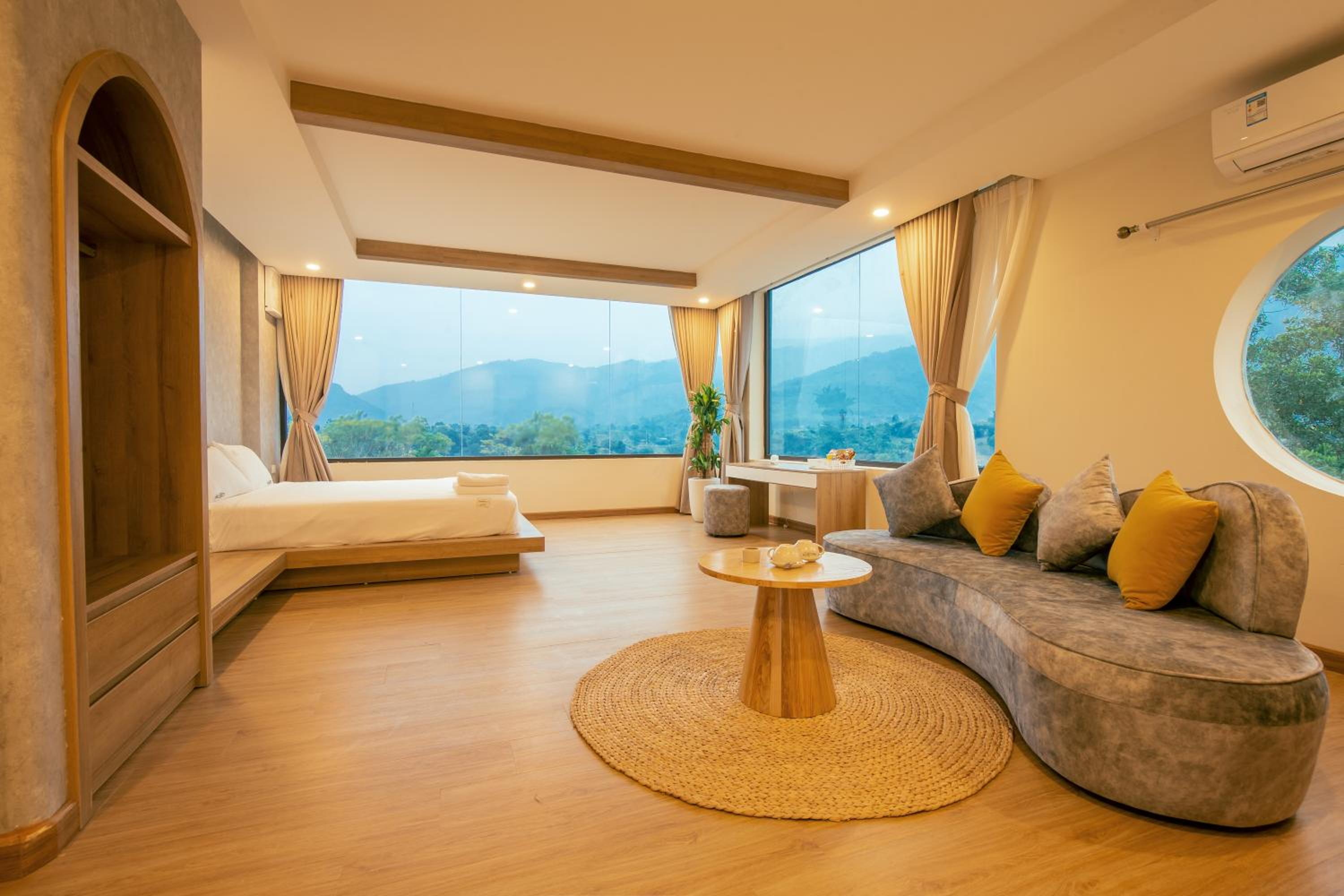 Deluxe King Suite photo 1