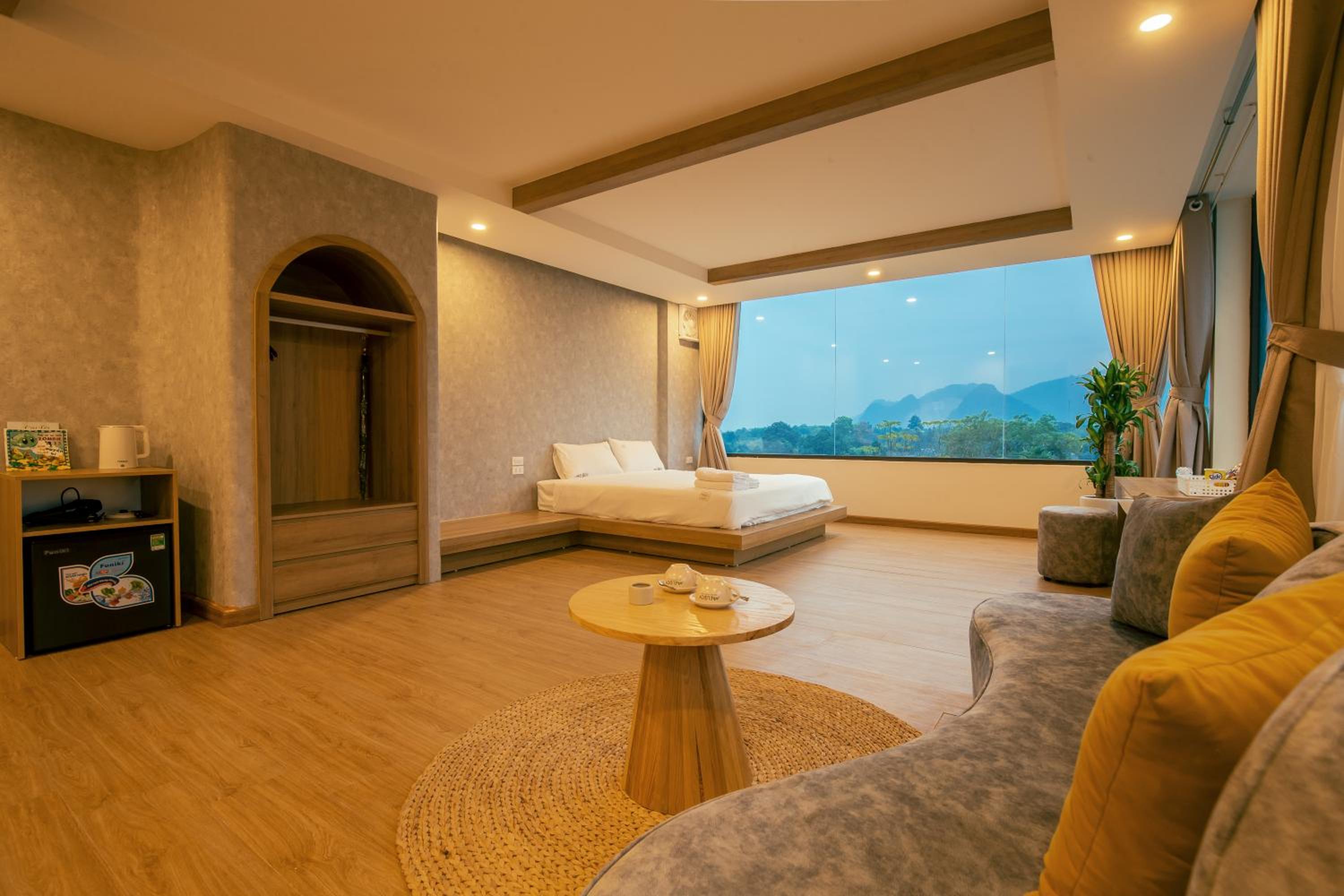 Deluxe King Suite photo 2