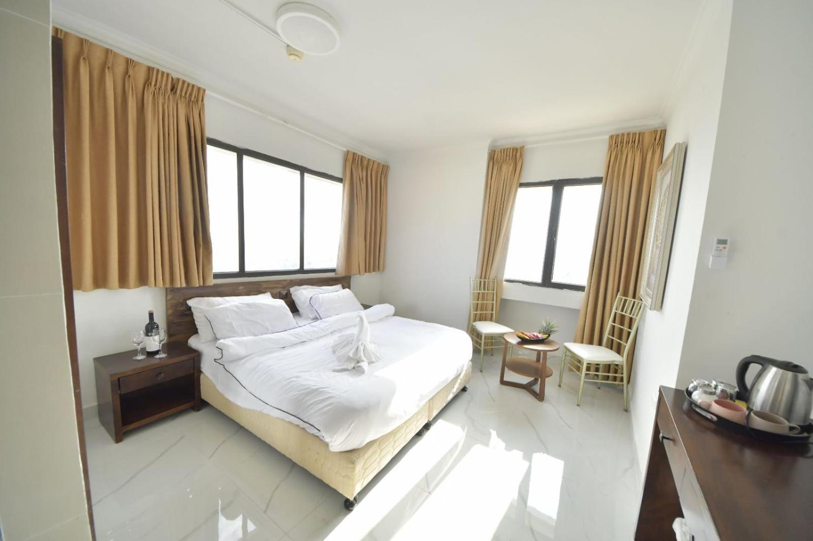Executive Suite - Photo 8