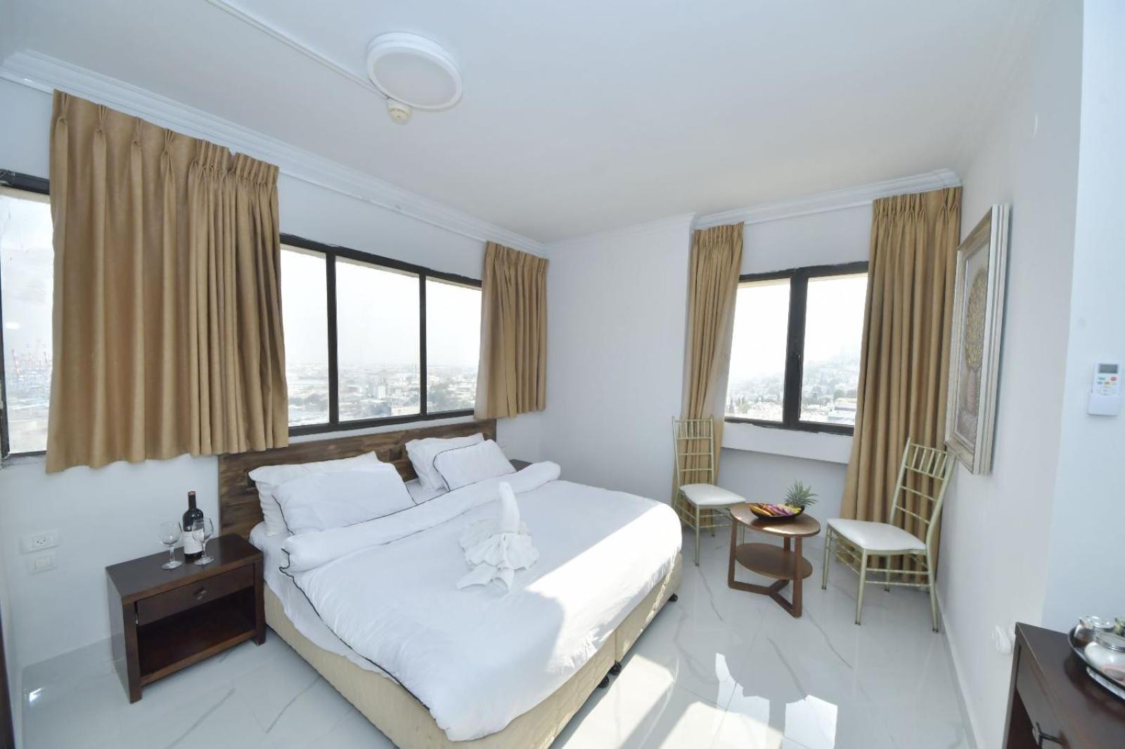 Executive Suite - Photo 9