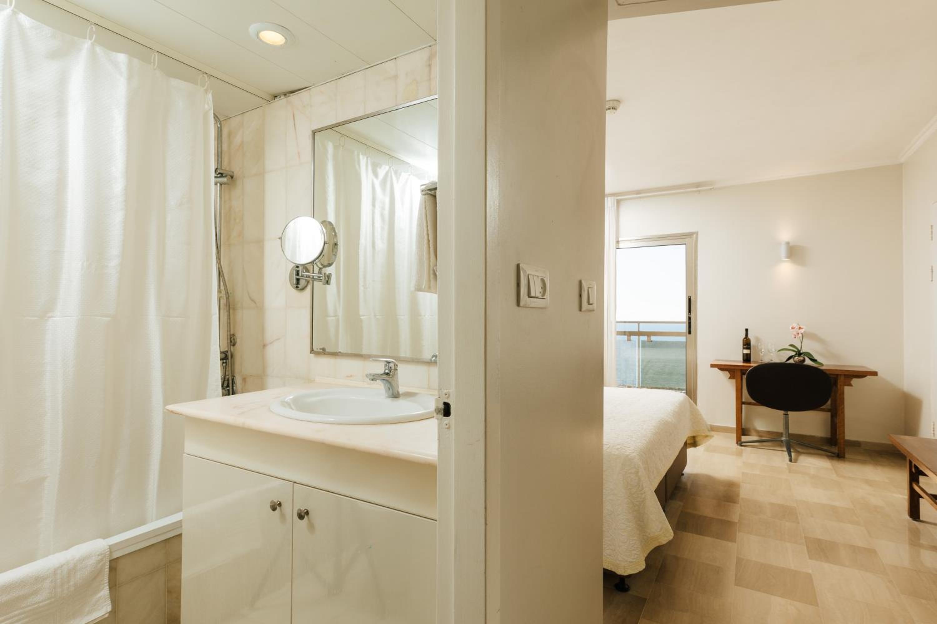 Double Room with Balcony and Sea View photo 2