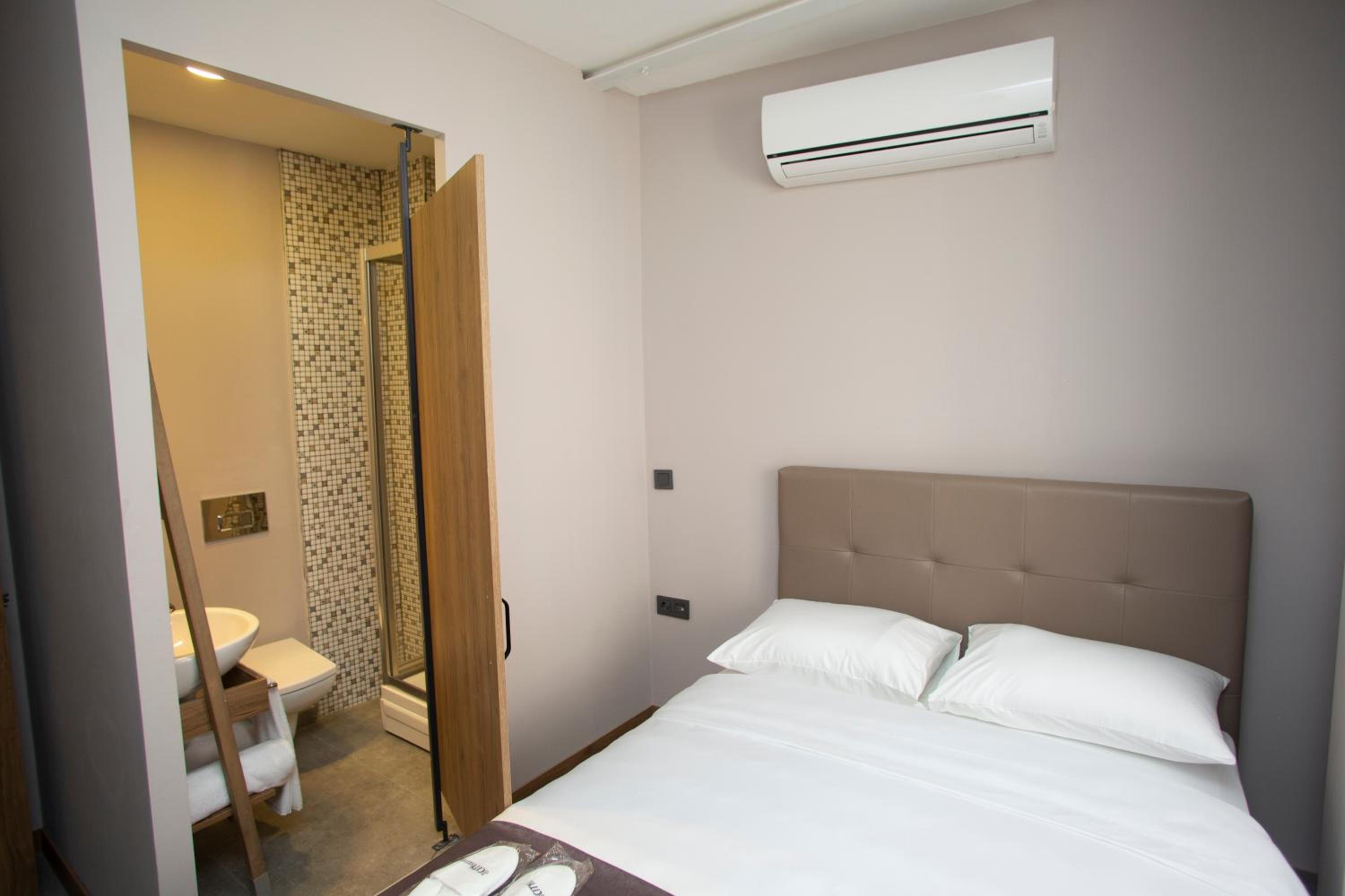 Standard Double Room photo 3