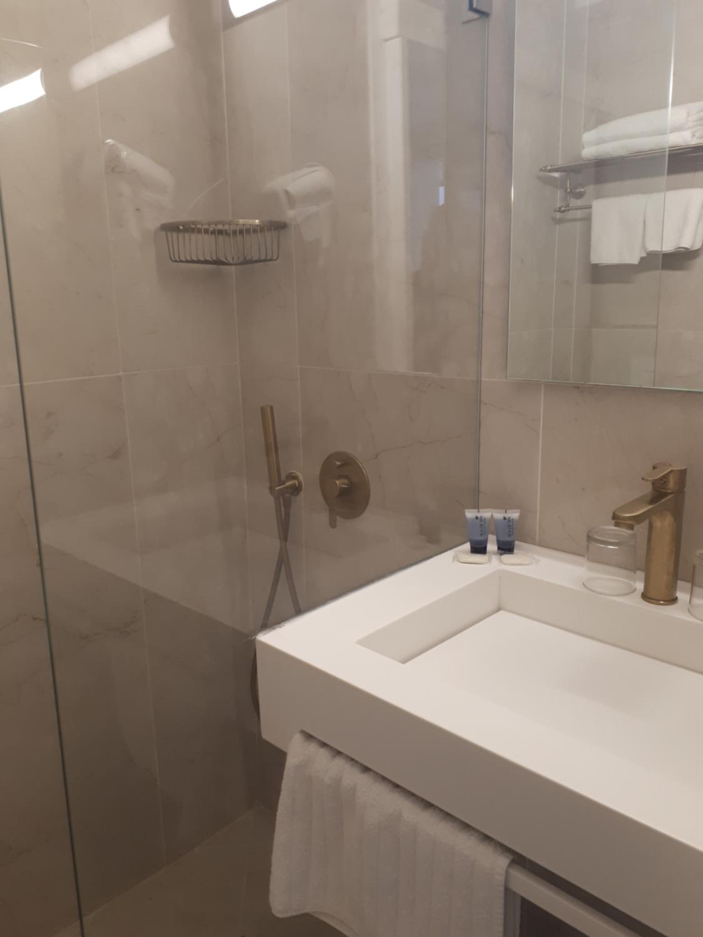 Superior Room With Sea View & Shower - Photo 4