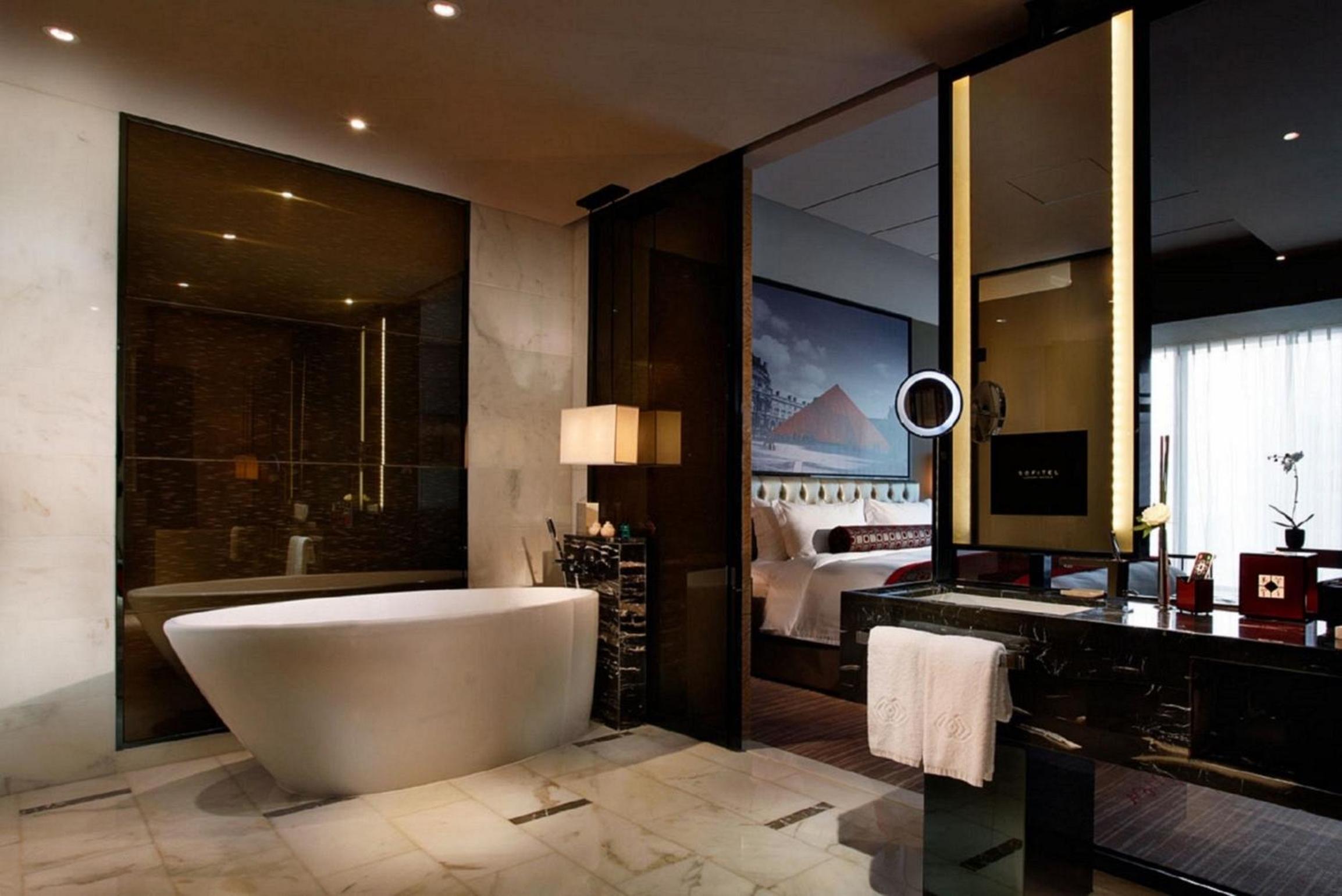 Premium Luxury King Room - Photo 6