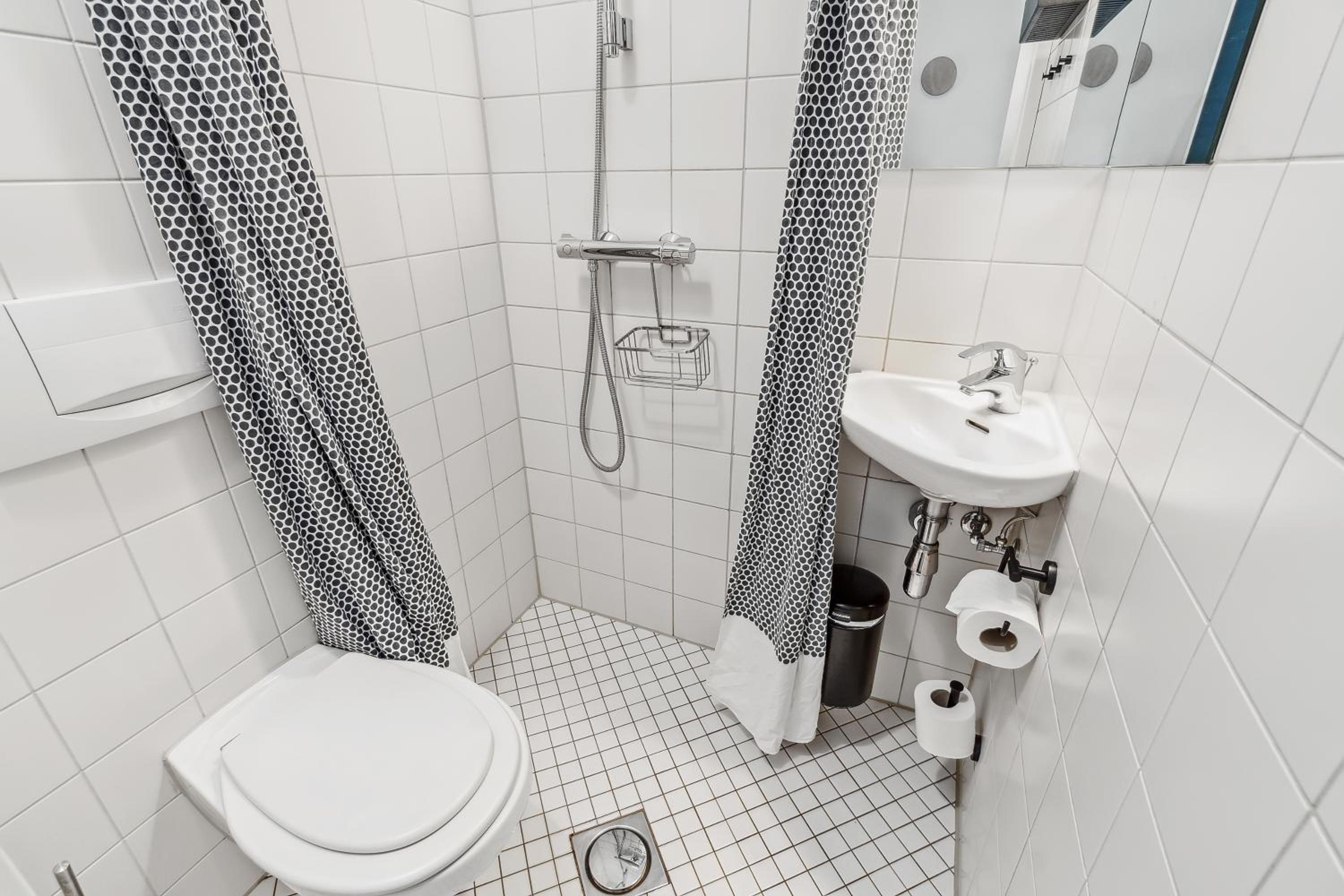 Small Room photo 2