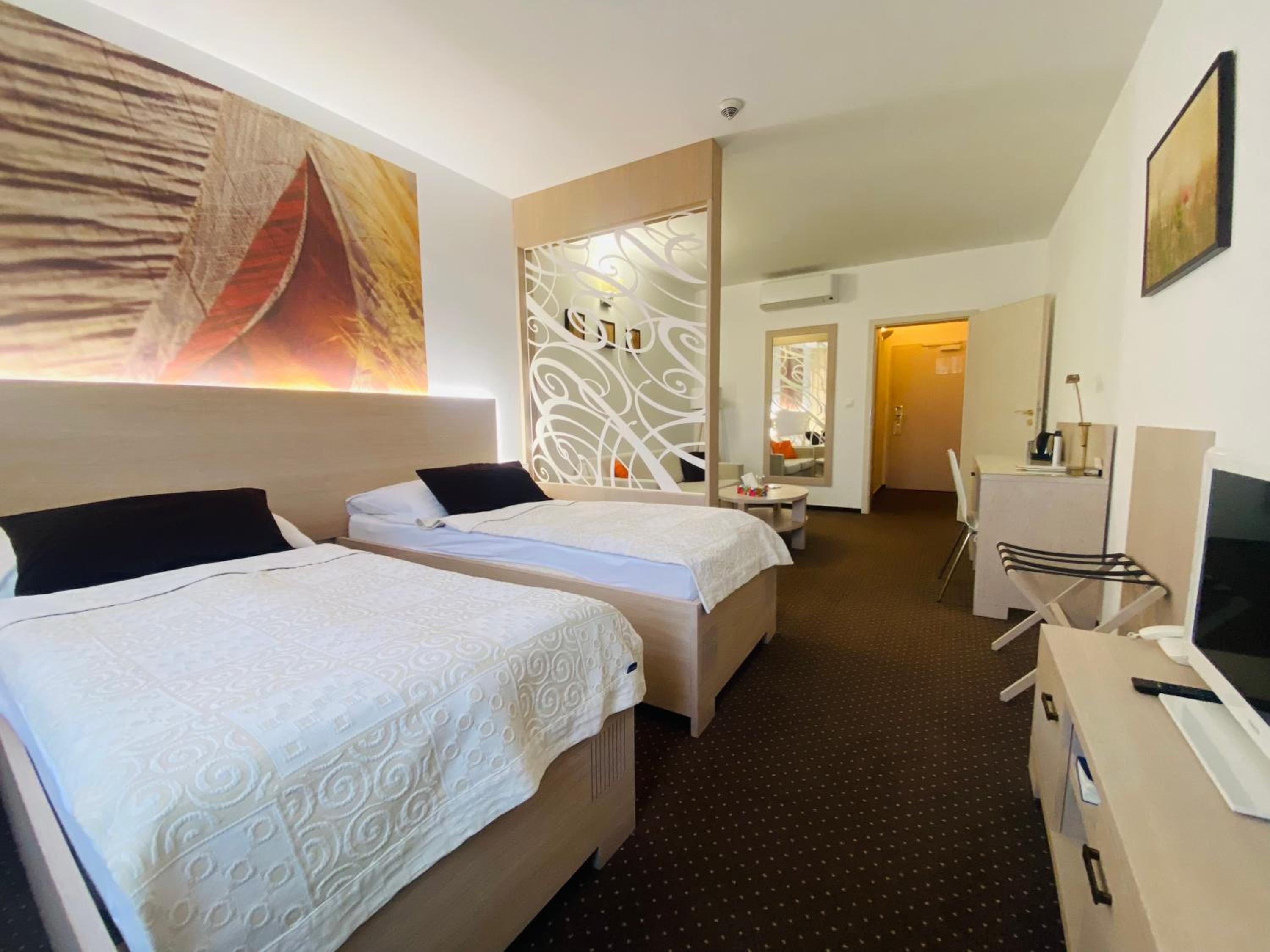 Large Twin Room - Photo 1