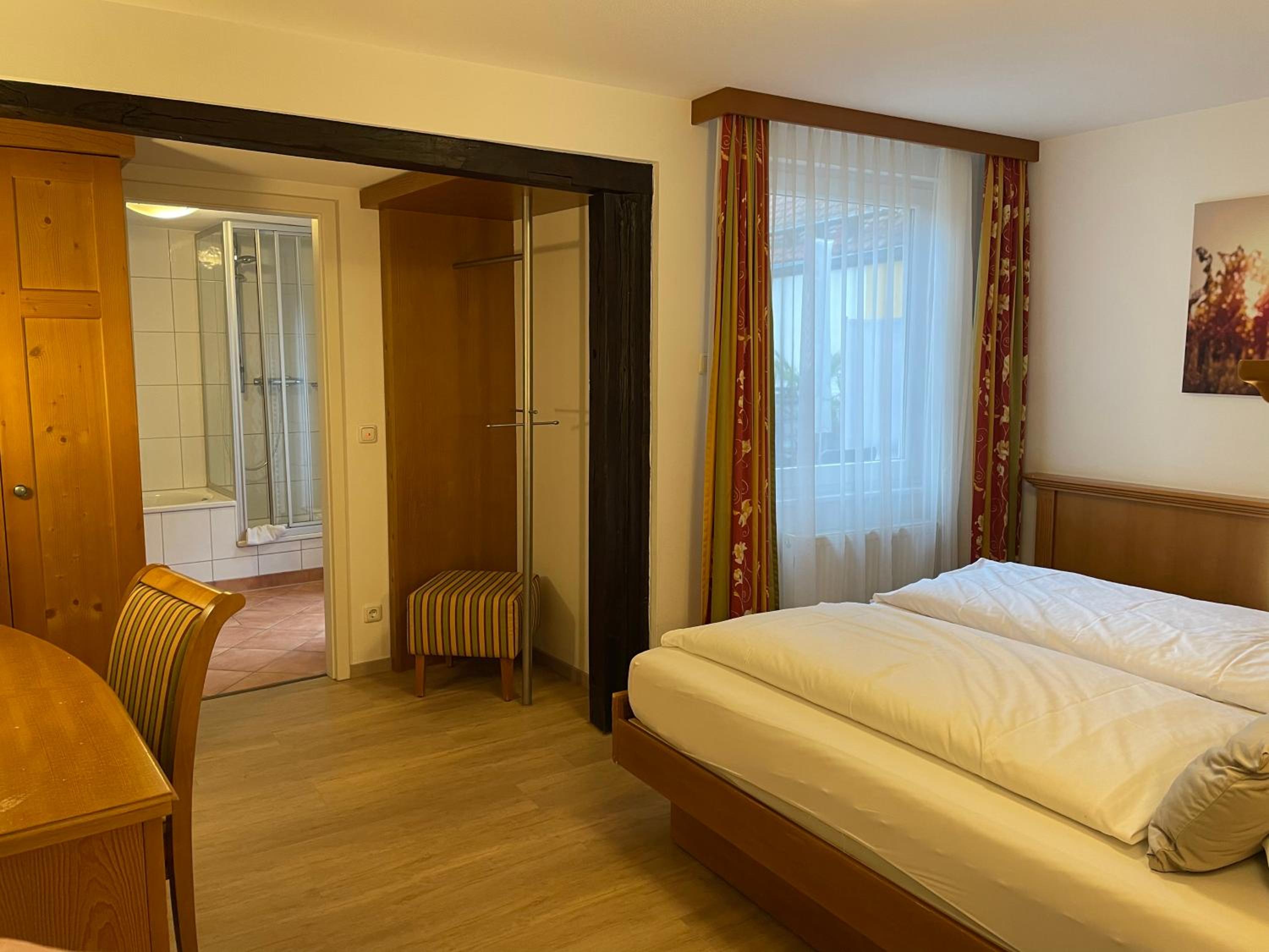 Double Room with Balcony - Photo 3
