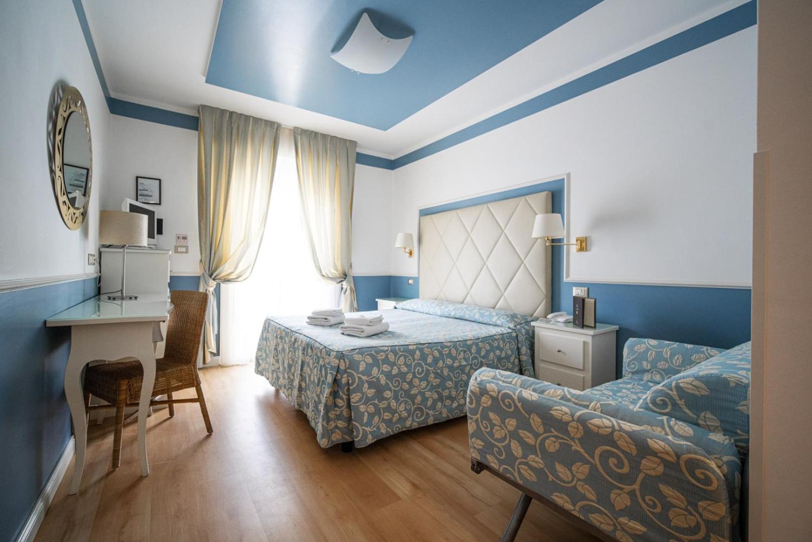 Triple Room with Partial Sea View photo 1
