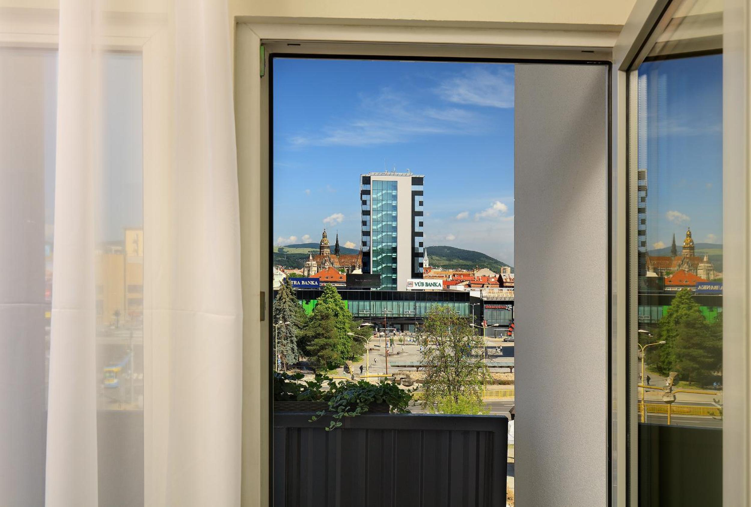 Deluxe Double Room with Balcony photo 3