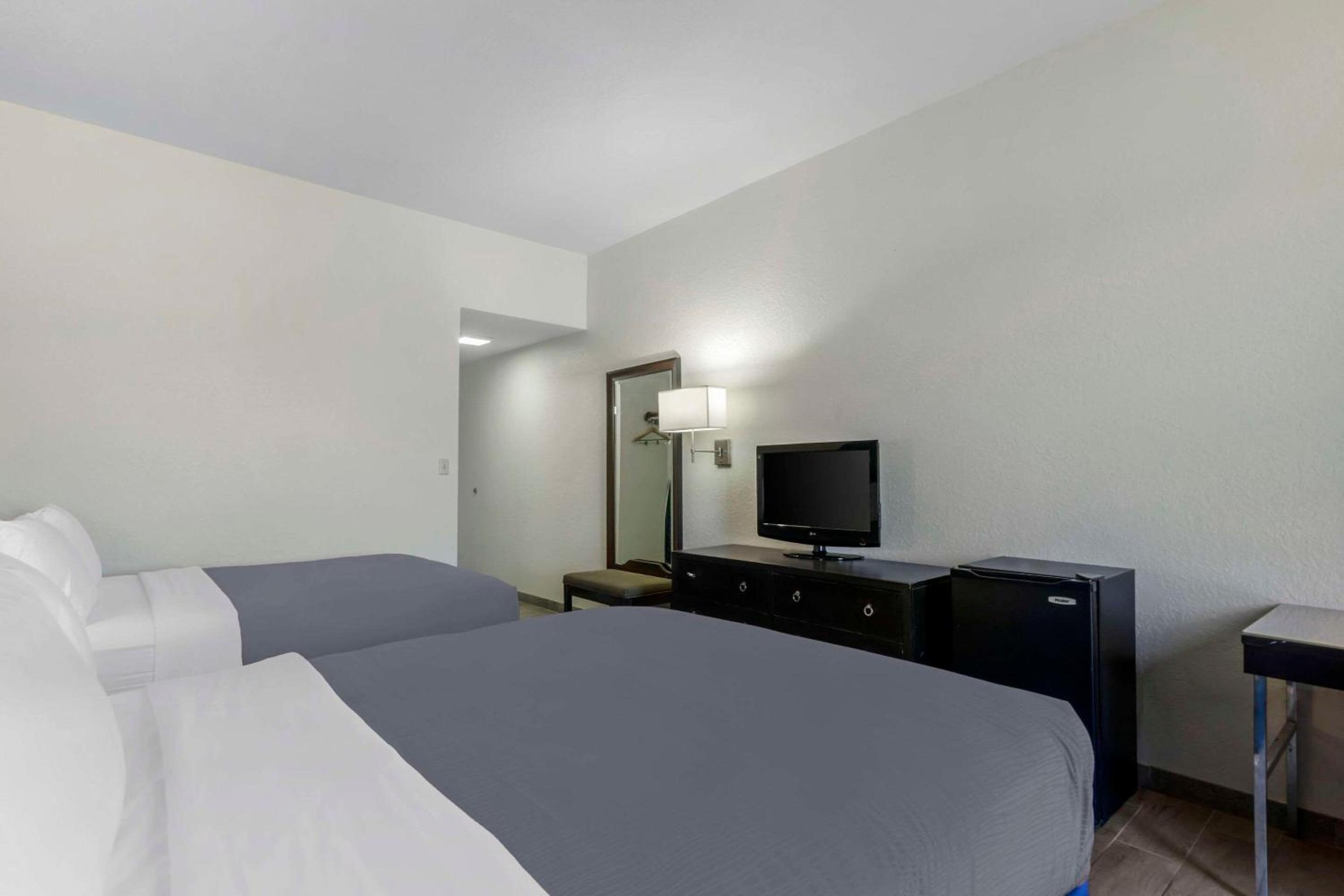 Double Room with Two Double Beds - Non-Smoking - Photo 3