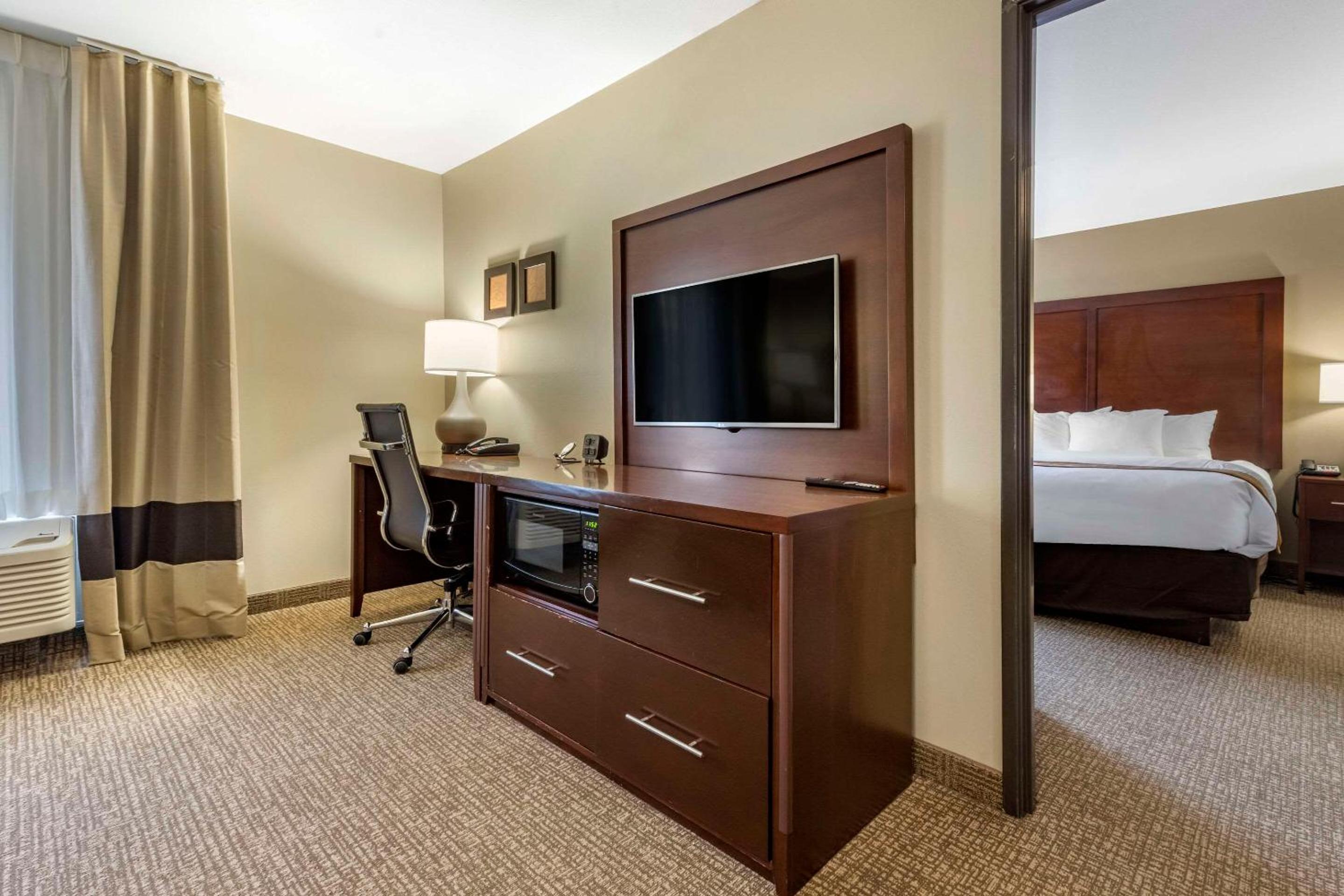 King Suite with Sofa Bed - Disability Access/Non-Smoking photo 3