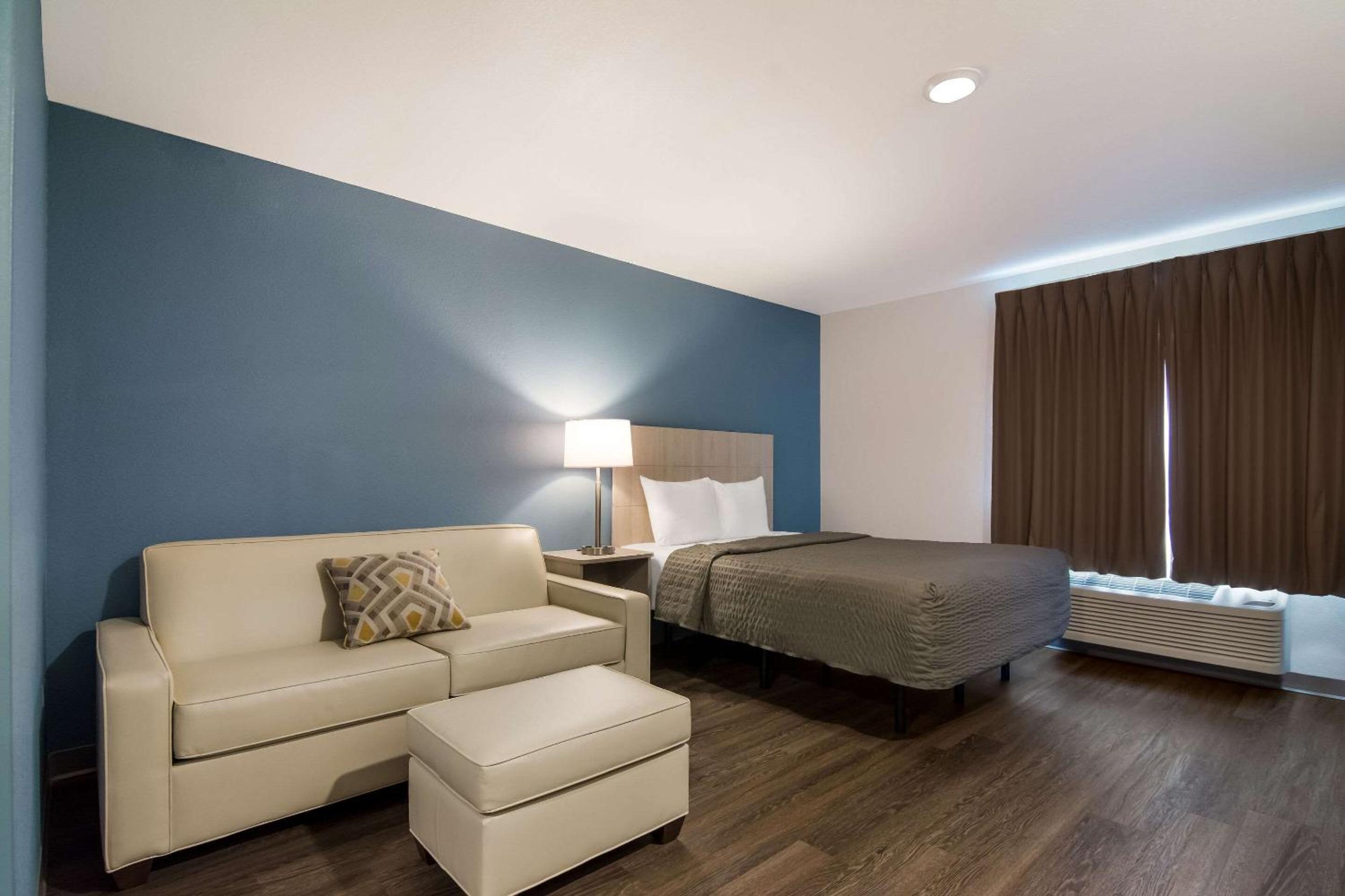 QUEEN SUITE WITH SOFA - Photo 2