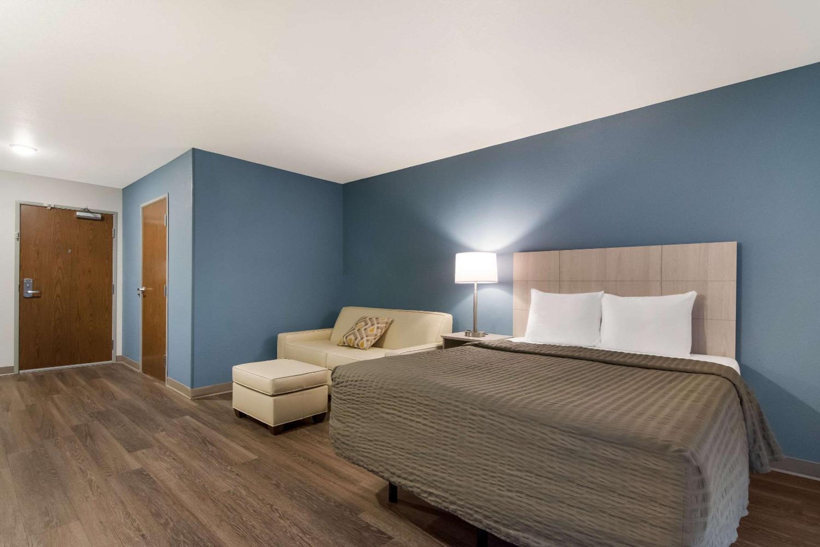 QUEEN SUITE WITH SOFA - Photo 1