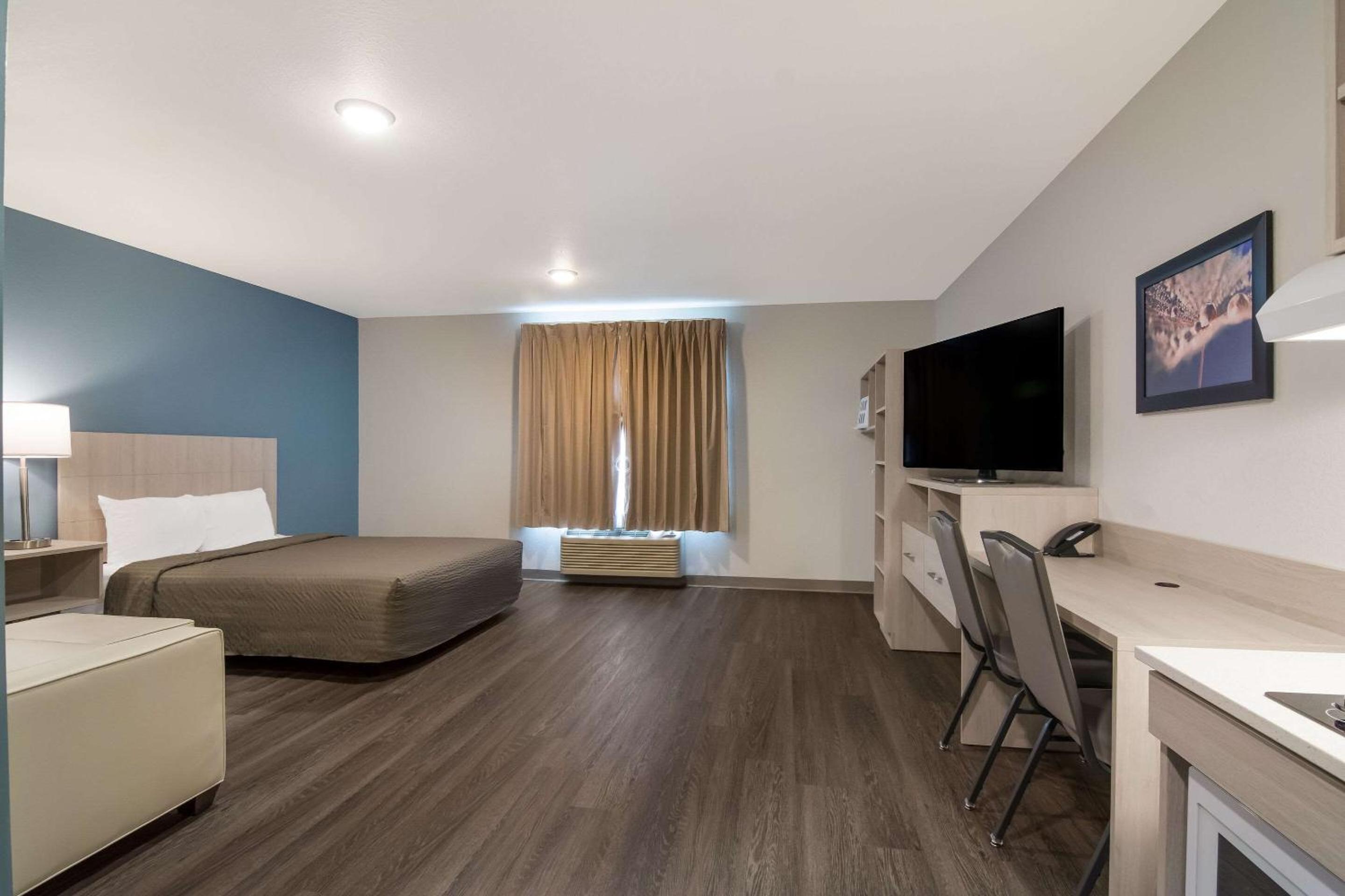 QUEEN SUITE WITH SOFA - Photo 3