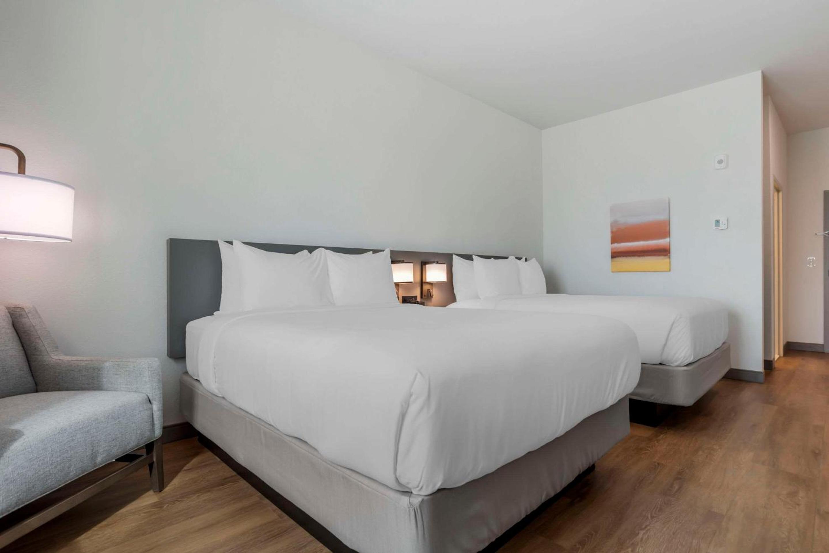 Family Room with Two Queen Beds - Disability Access/Non Smoking - Photo 1