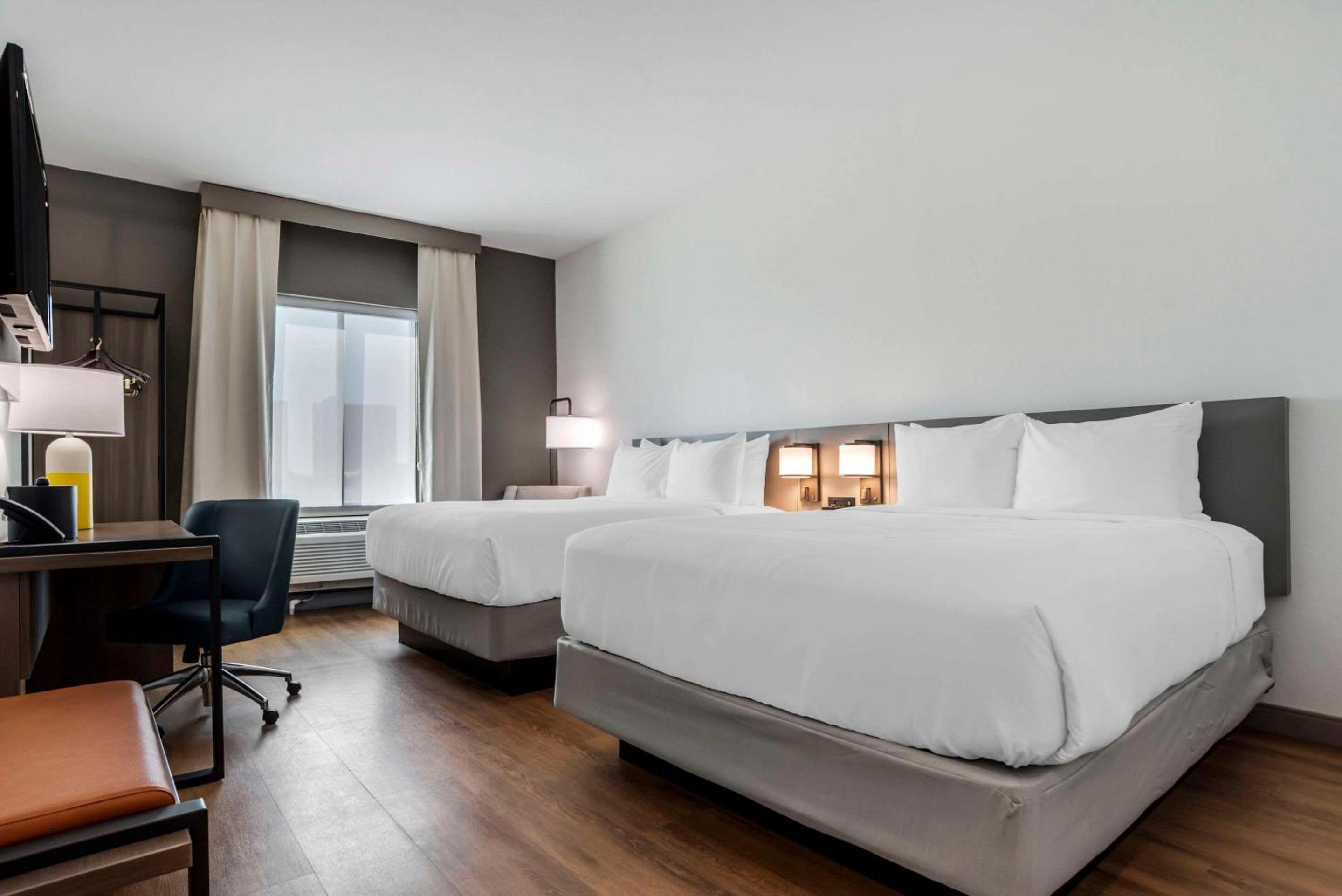 One Room Suite with Two Queen Beds and Sofa bed - Non Smoking - Photo 4