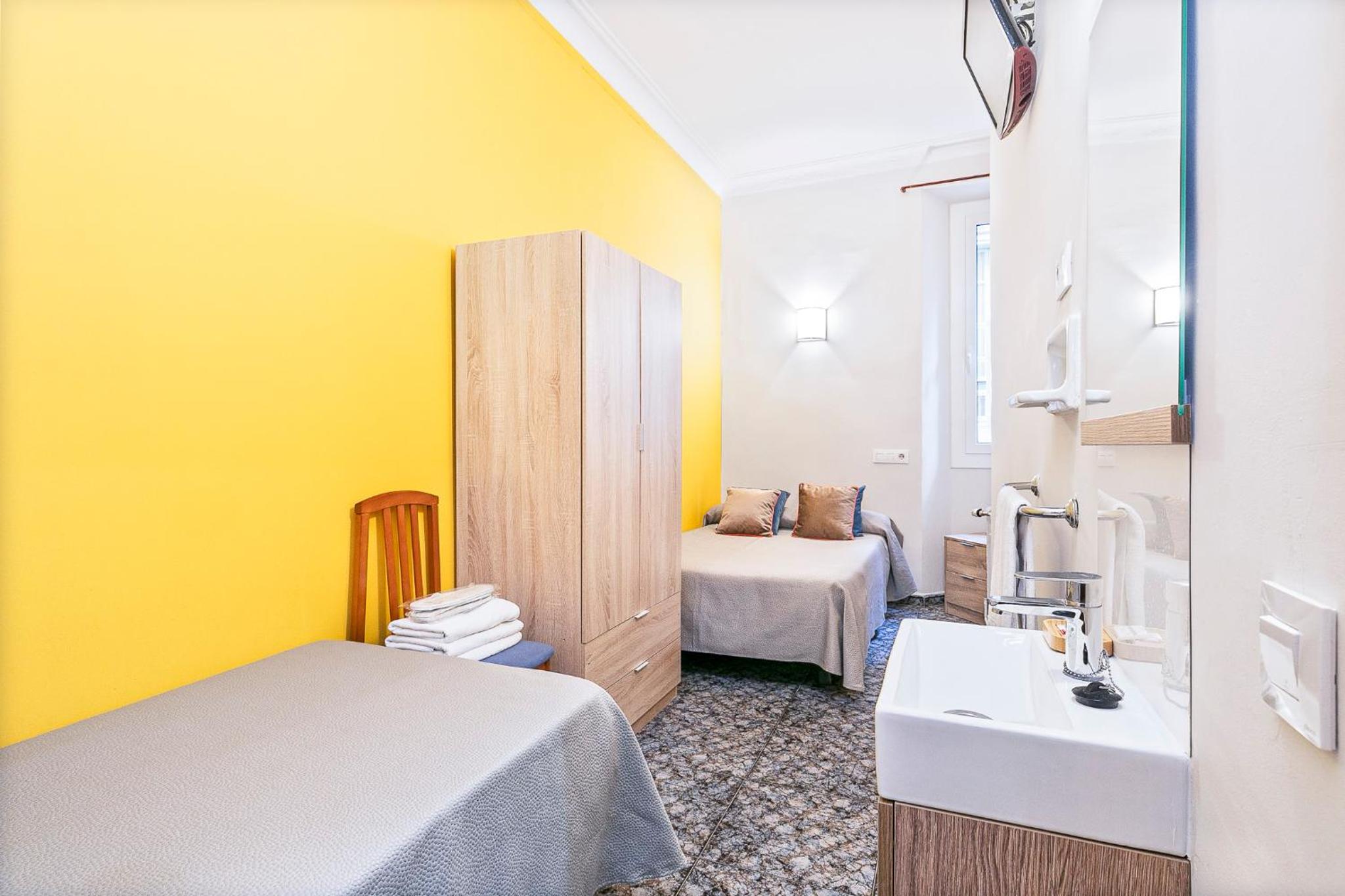 Economy Triple Room with Shared Bathroom photo 2