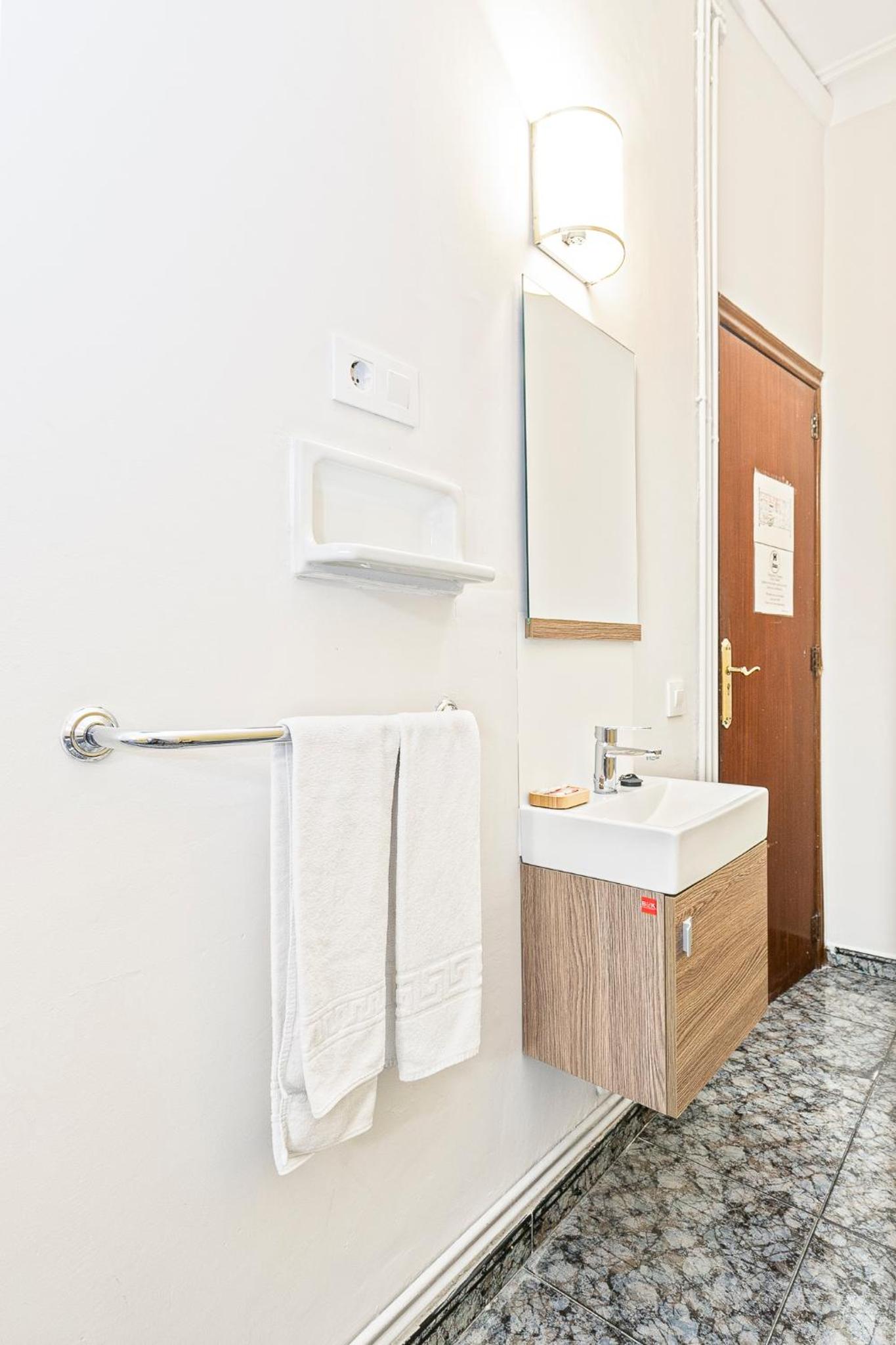 Economy Triple Room with Shared Bathroom photo 3