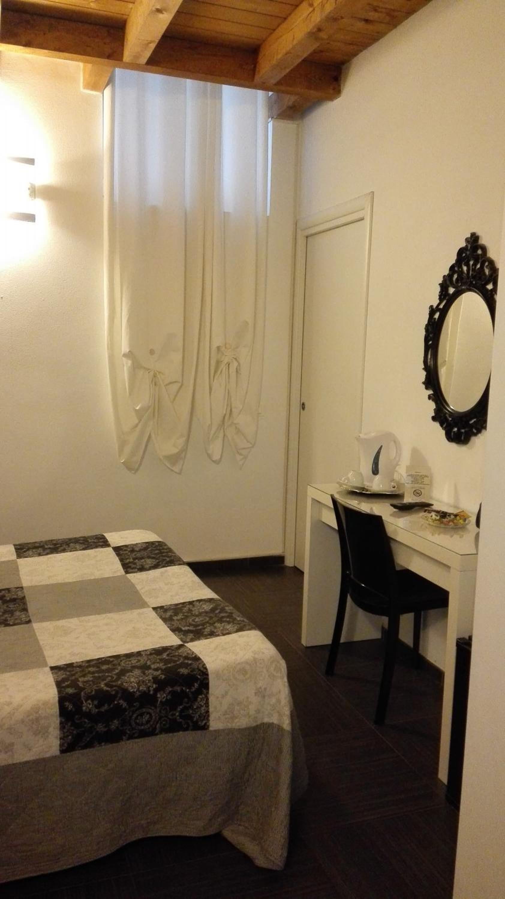 Economy Double Room photo 2