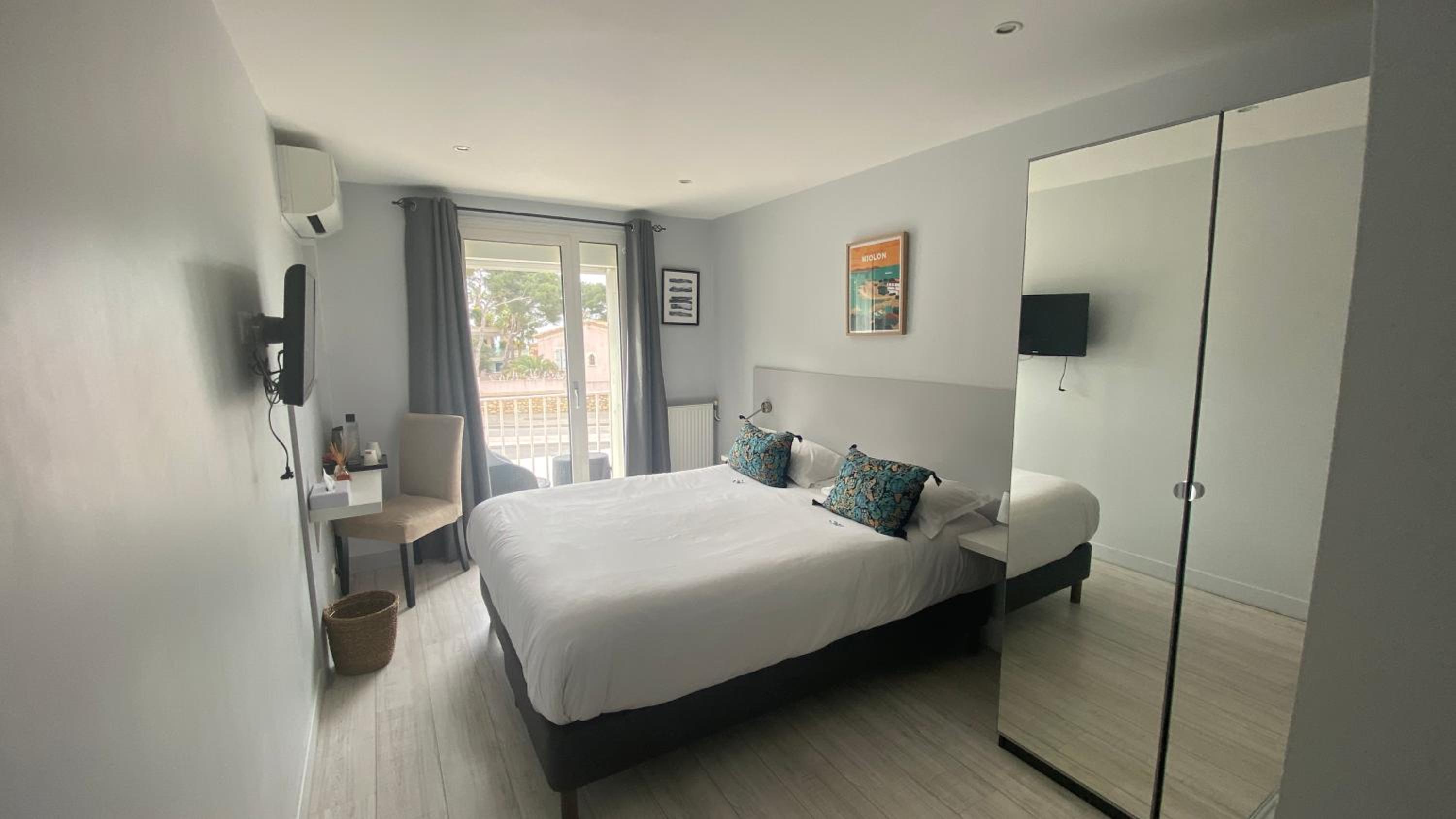 Comfort Double Room with Sea View - Photo 3