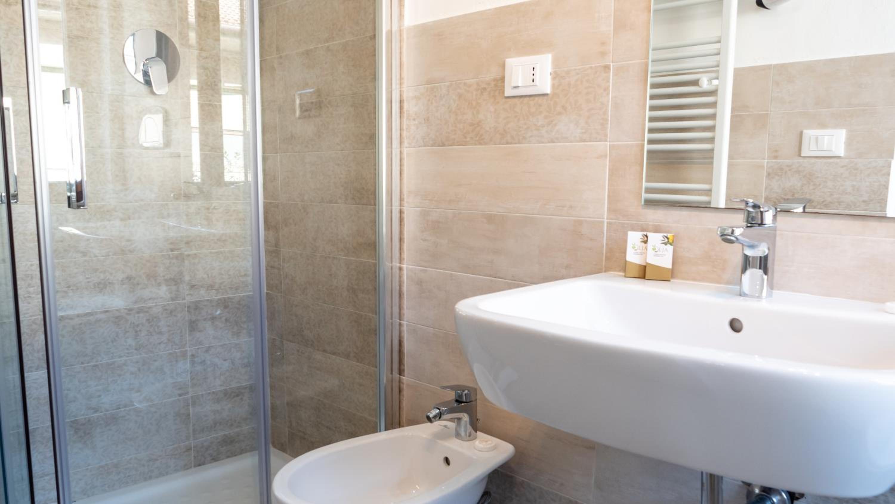 Standard Double Room - Photo 2