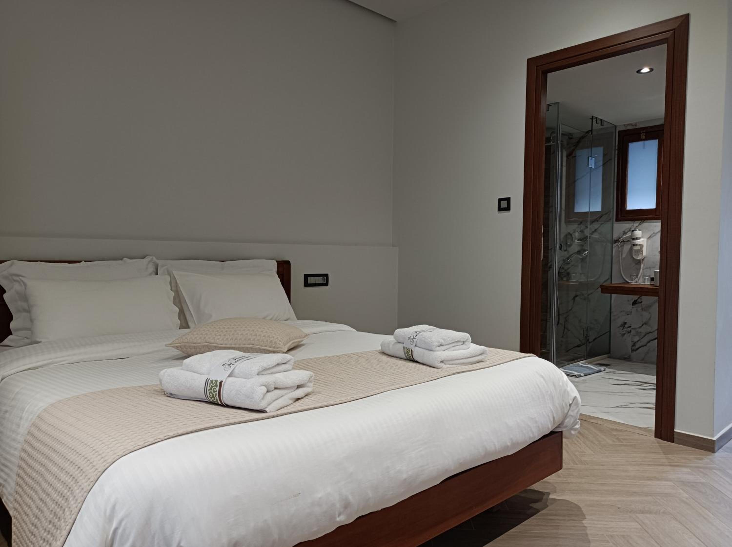 Deluxe Double Room with Balcony and Sea View - Photo 12