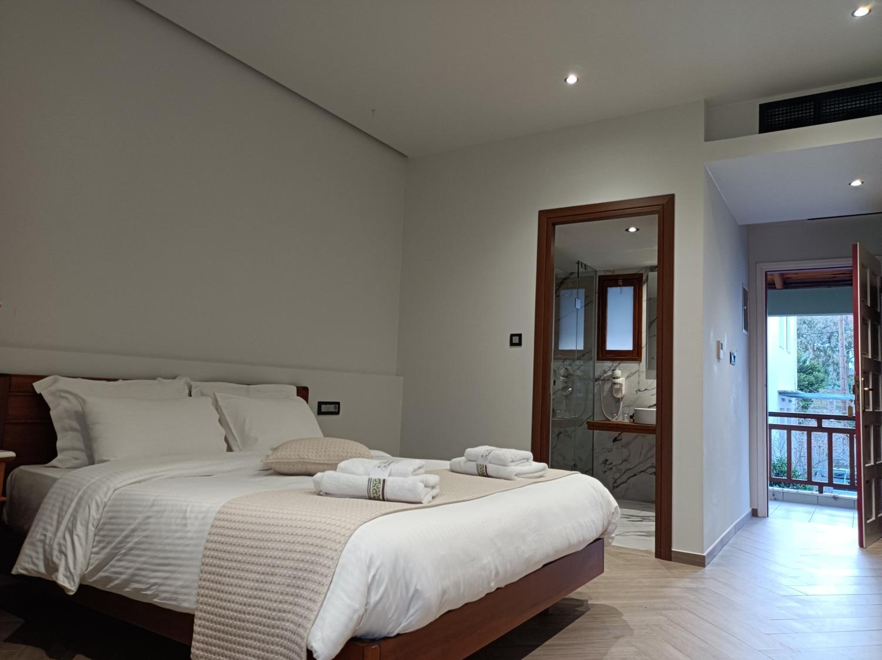 Deluxe Double Room with Balcony and Sea View - Photo 11