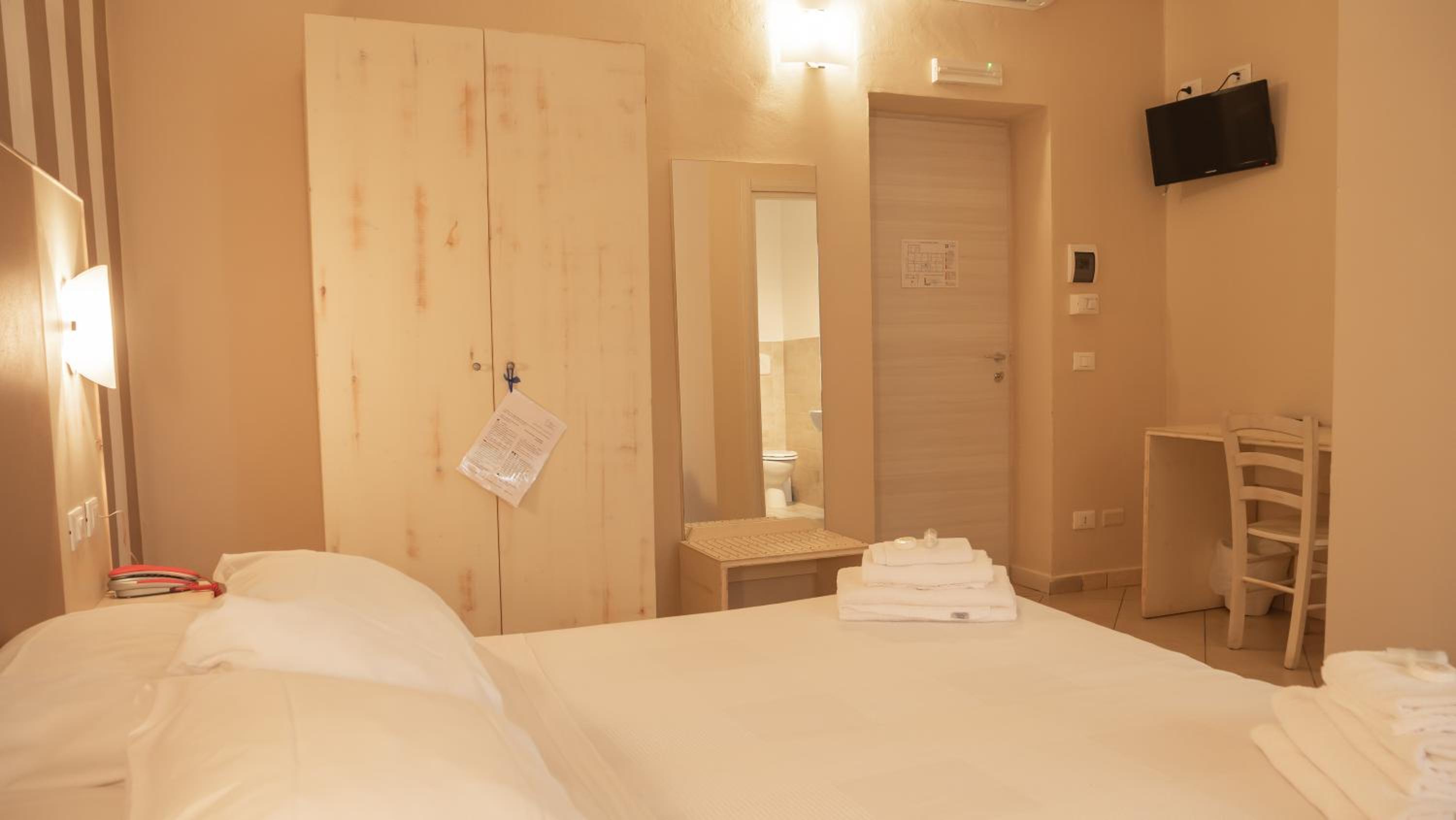 Standard Double Room - Photo 4