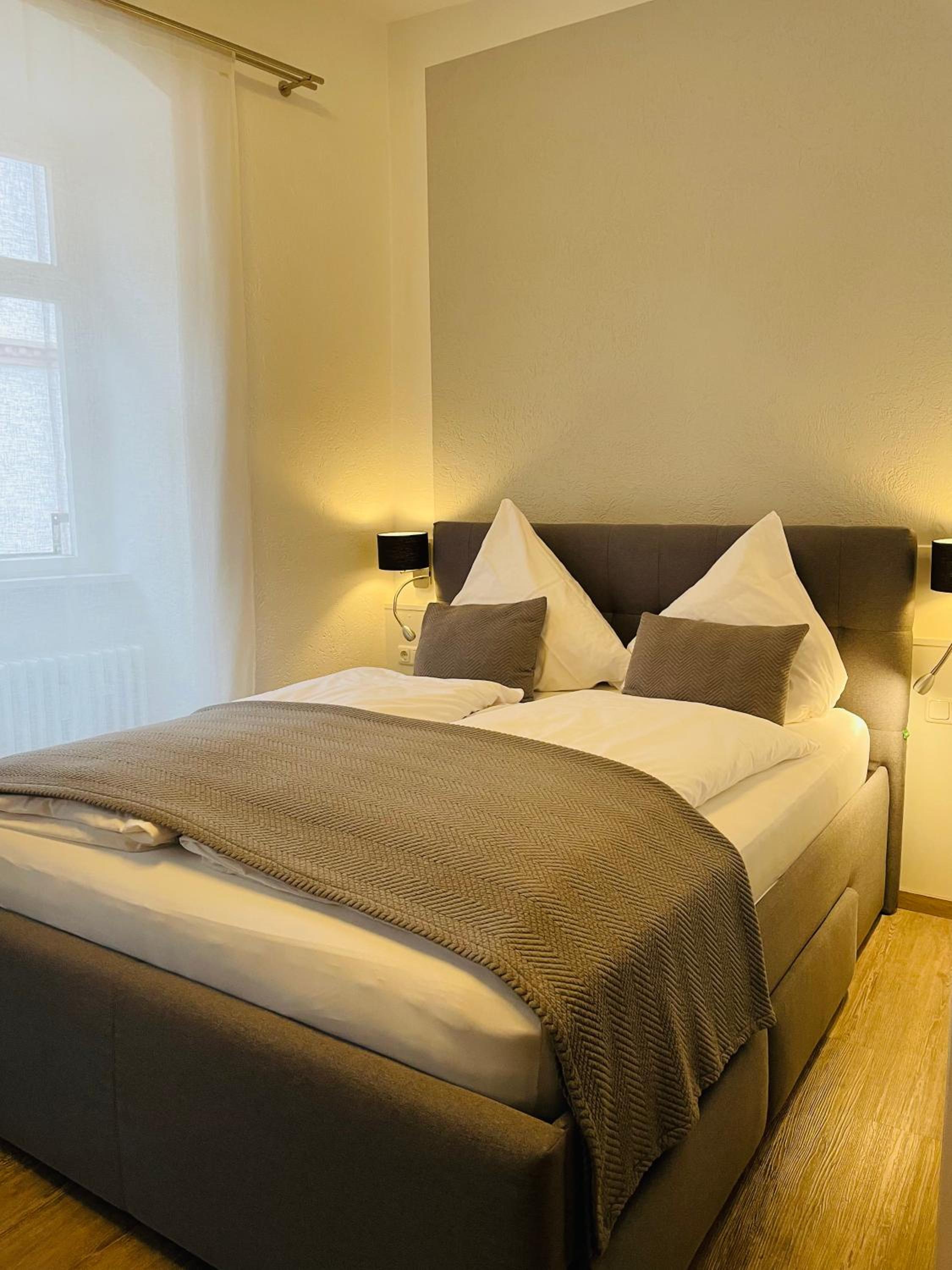 Large Double Room - Photo 1