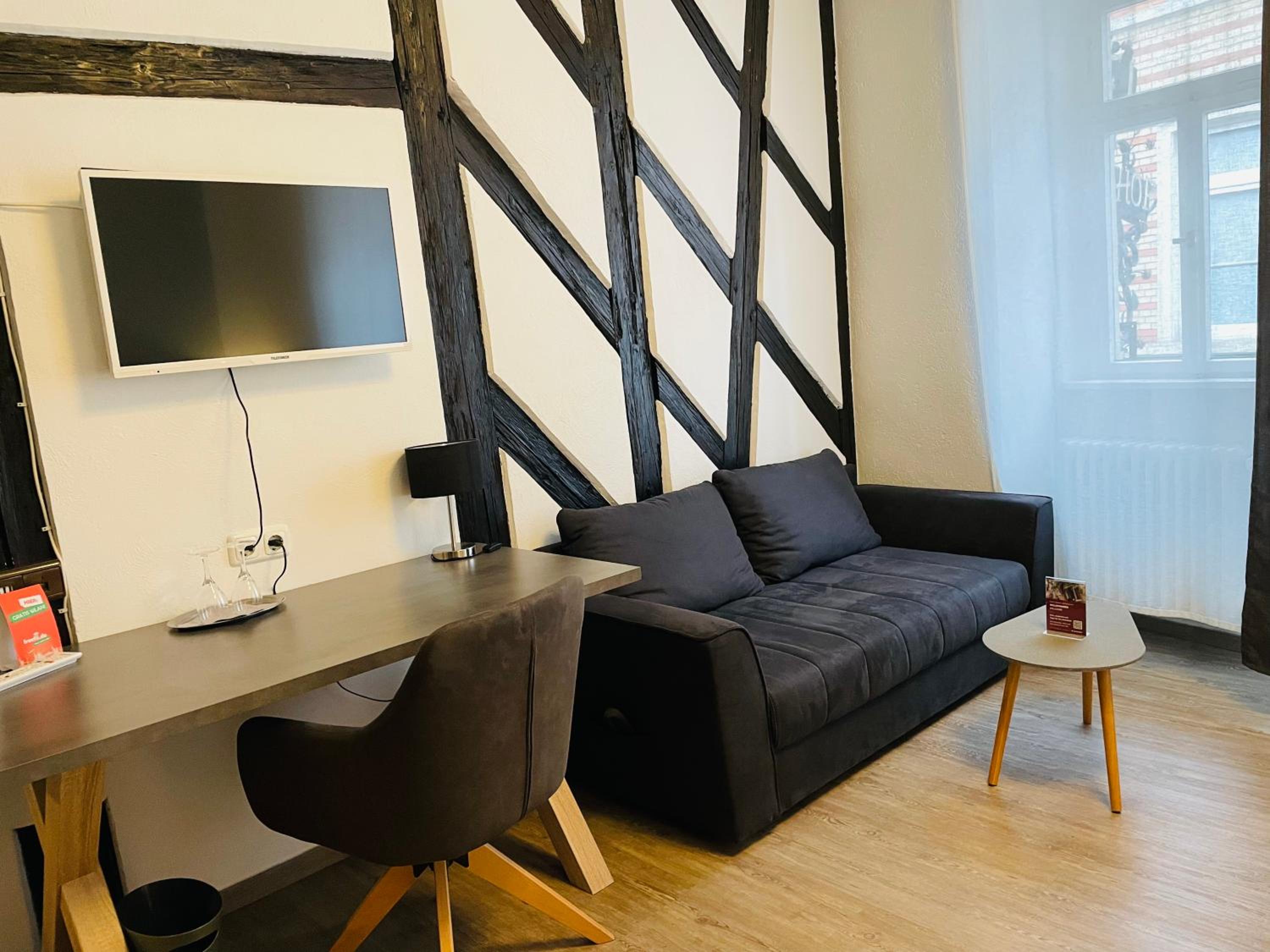 Large Double Room - Photo 6