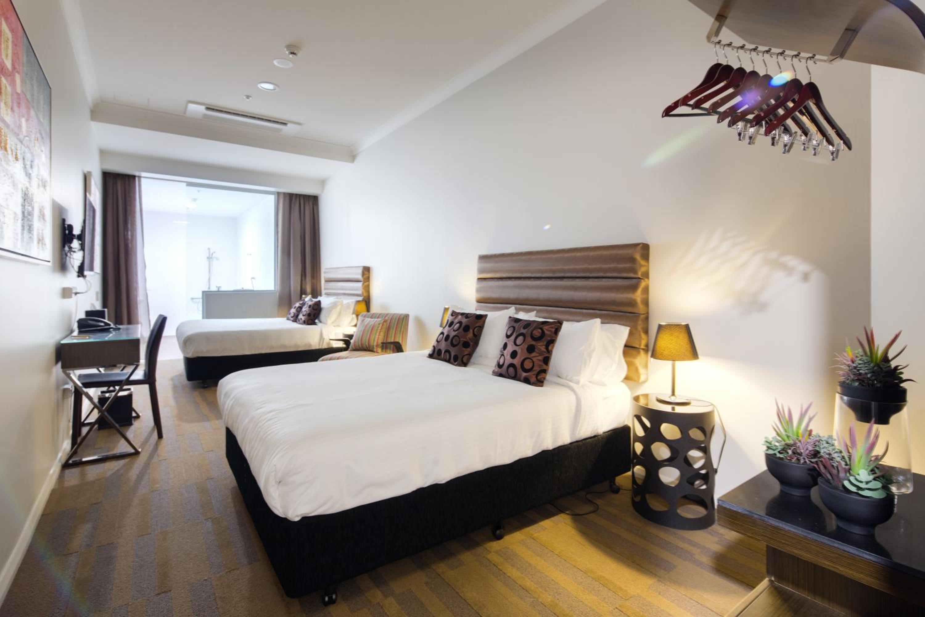 Queen Room with Two Queen Beds photo 2