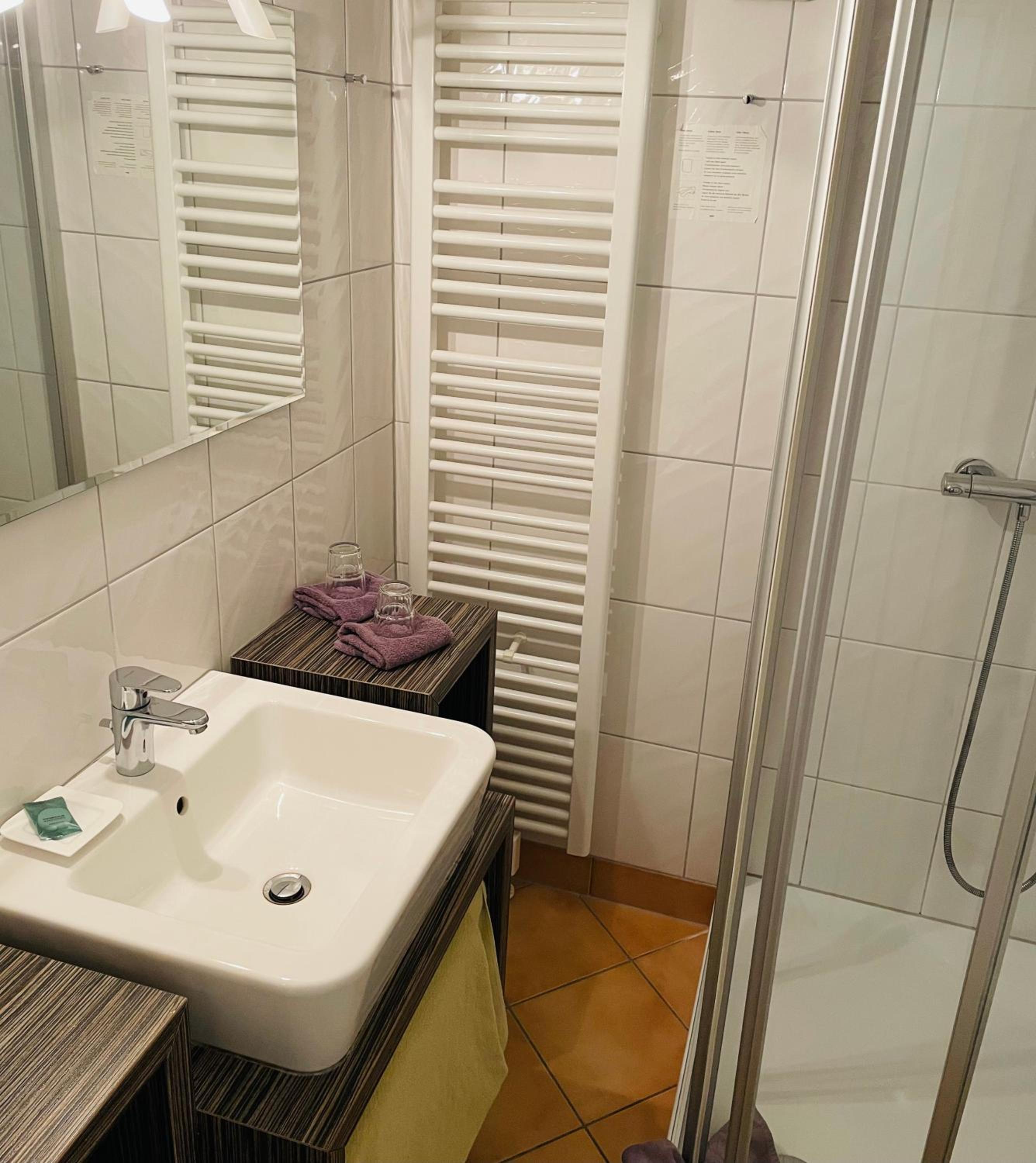 Large Double Room - Photo 4