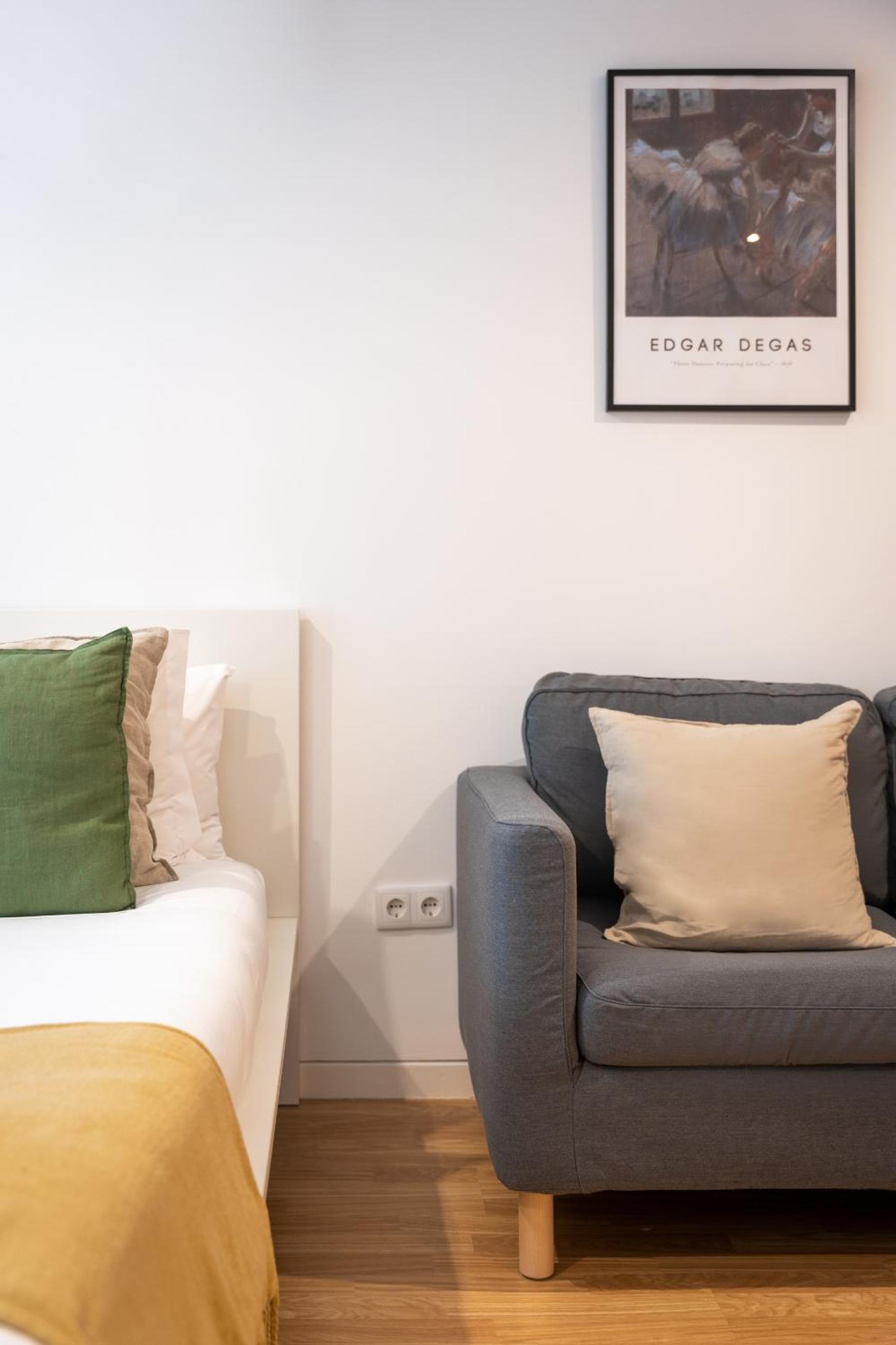 Studio Apartment - Photo 17