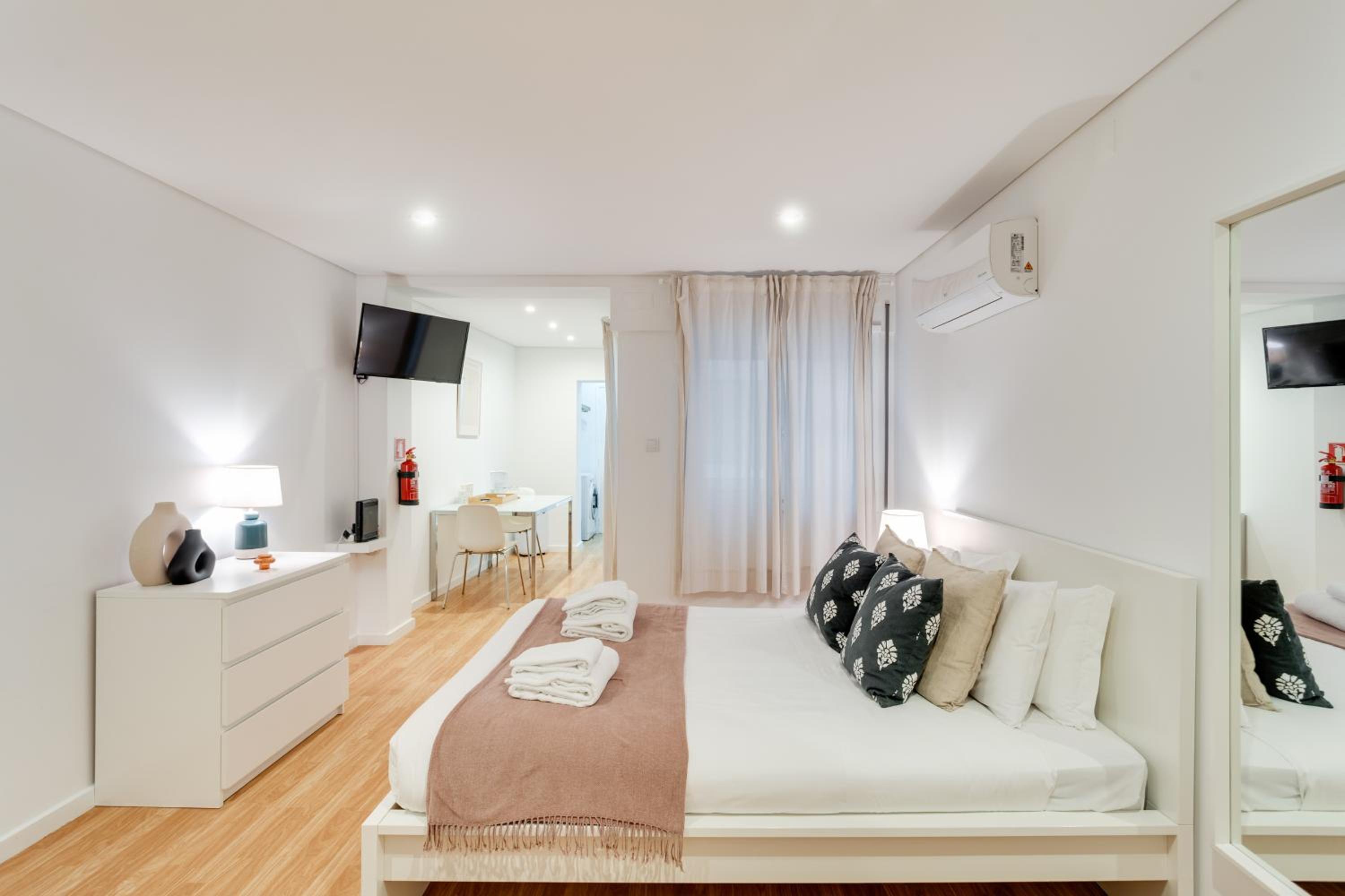 Studio Apartment - Photo 24