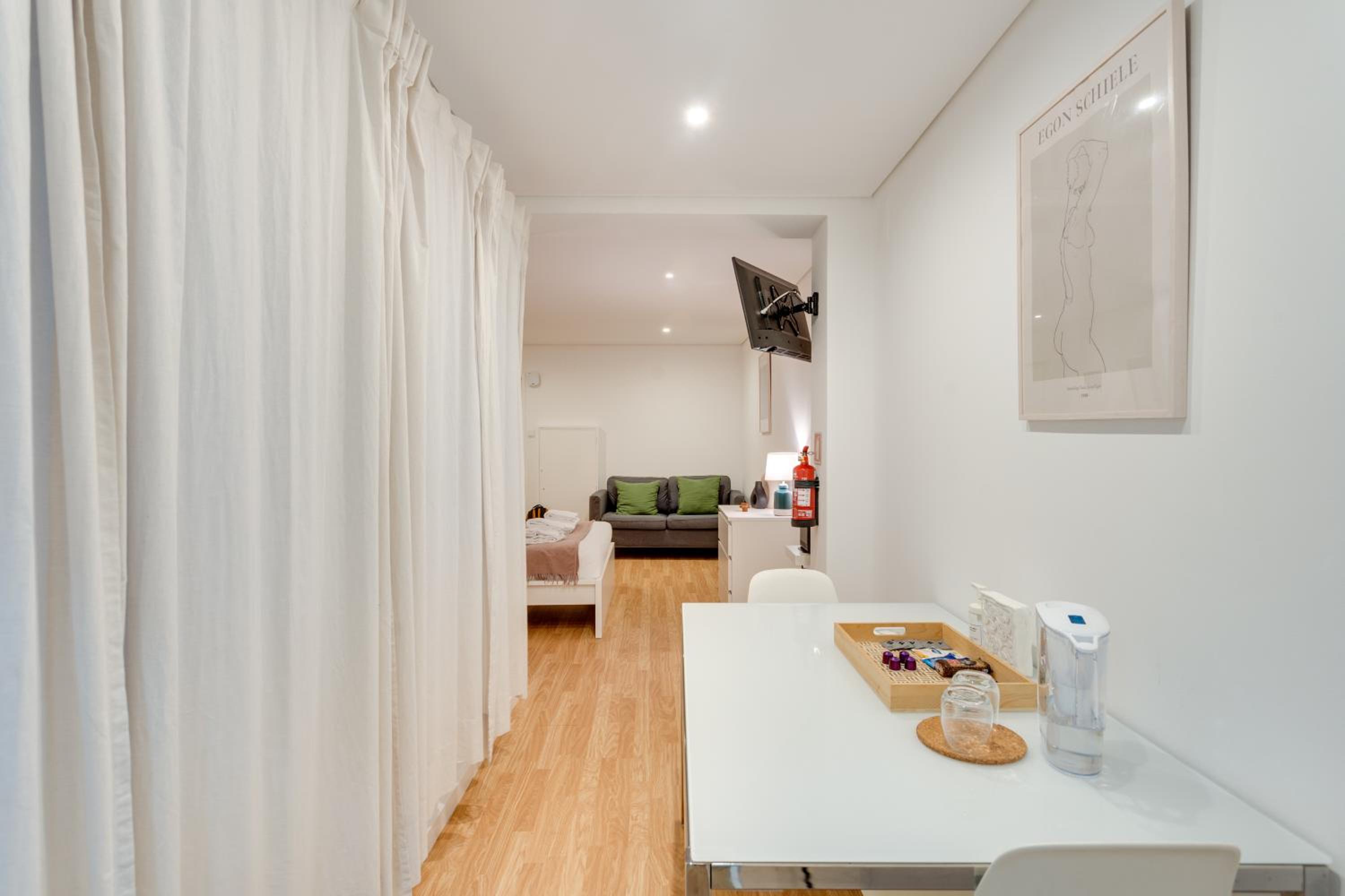 Studio Apartment - Photo 27