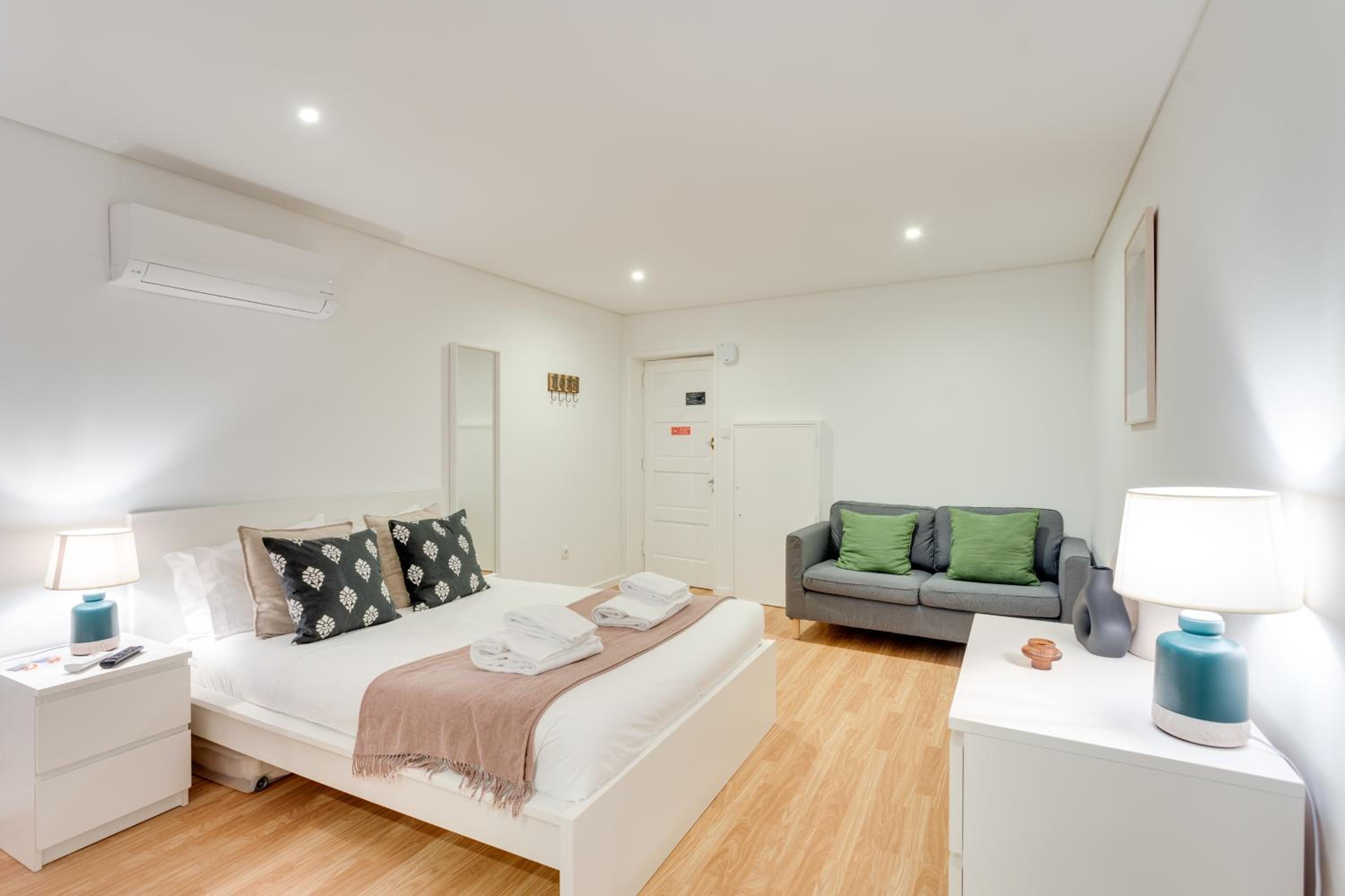 Studio Apartment - Photo 1