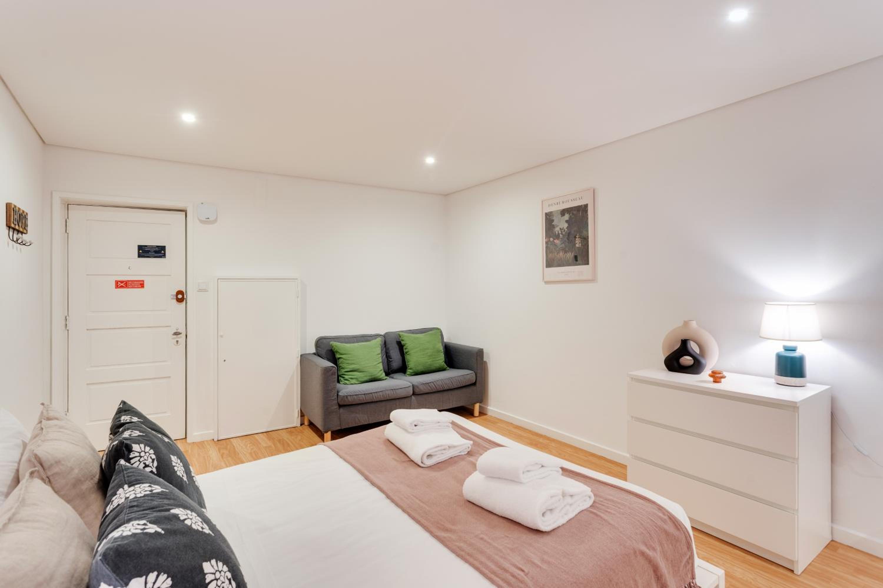 Studio Apartment - Photo 14