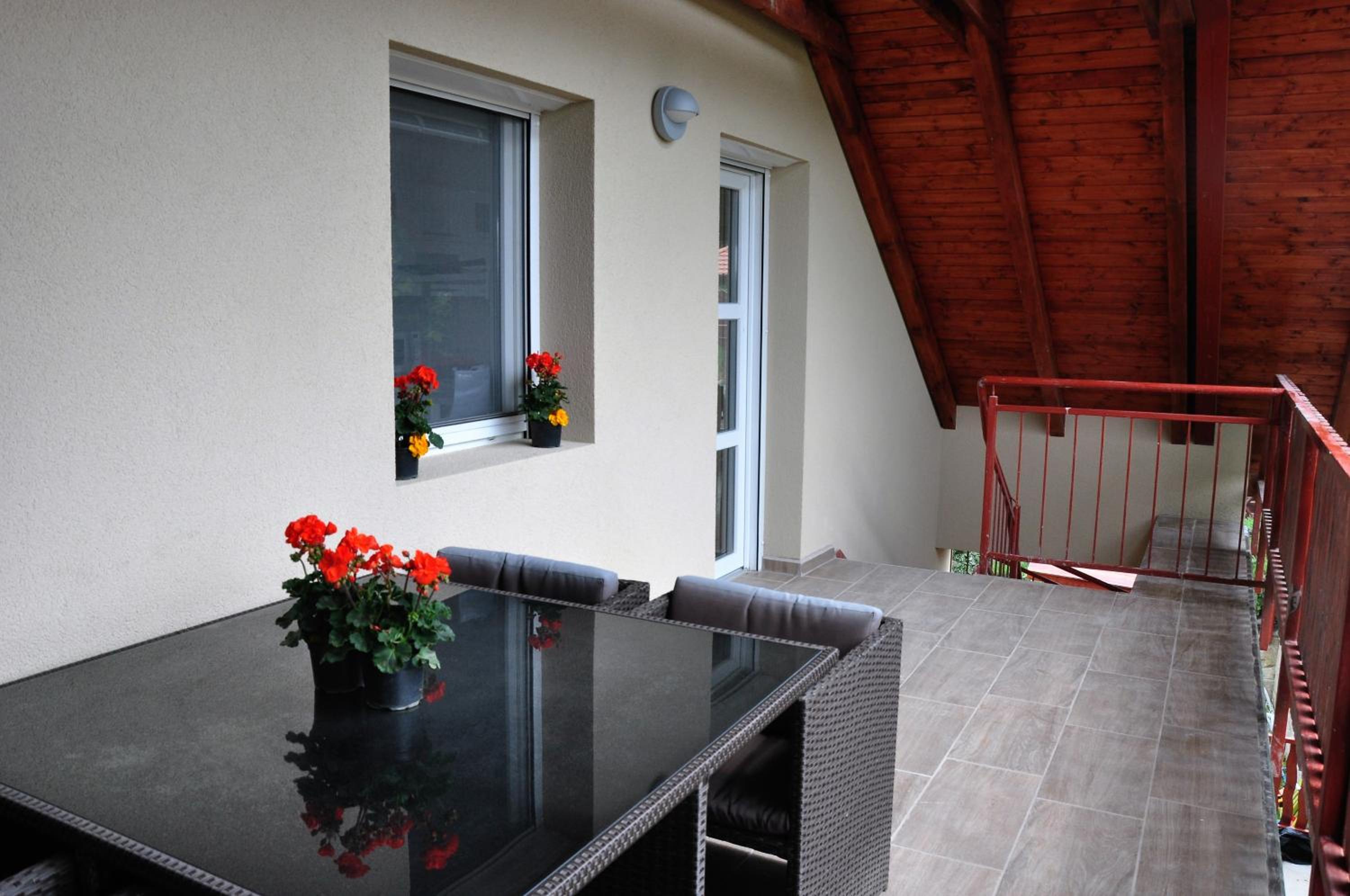 Seven-Bedroom House photo 3