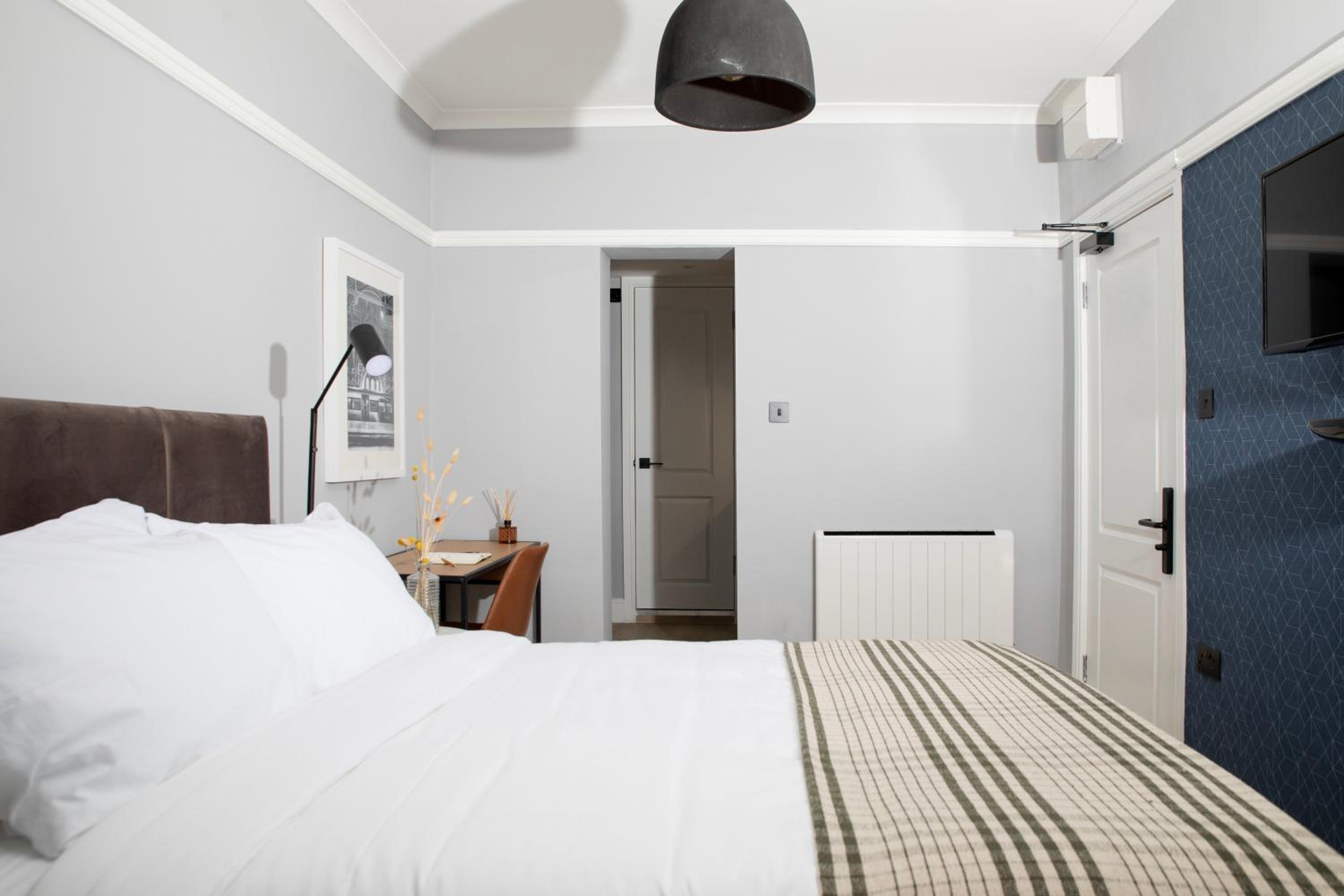 Compact Room - Lower Ground photo 1