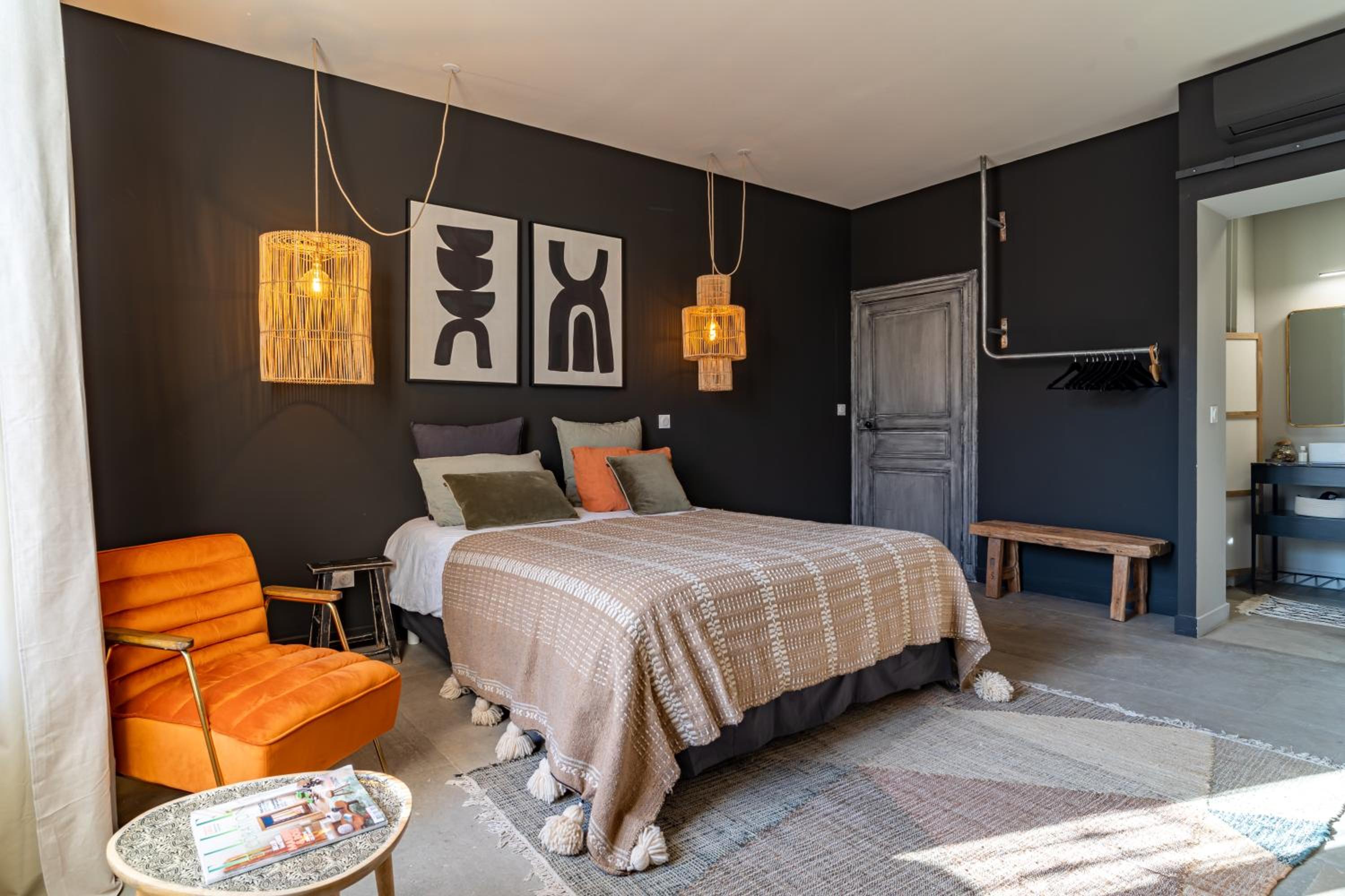Deluxe Queen Suite - Photo 17