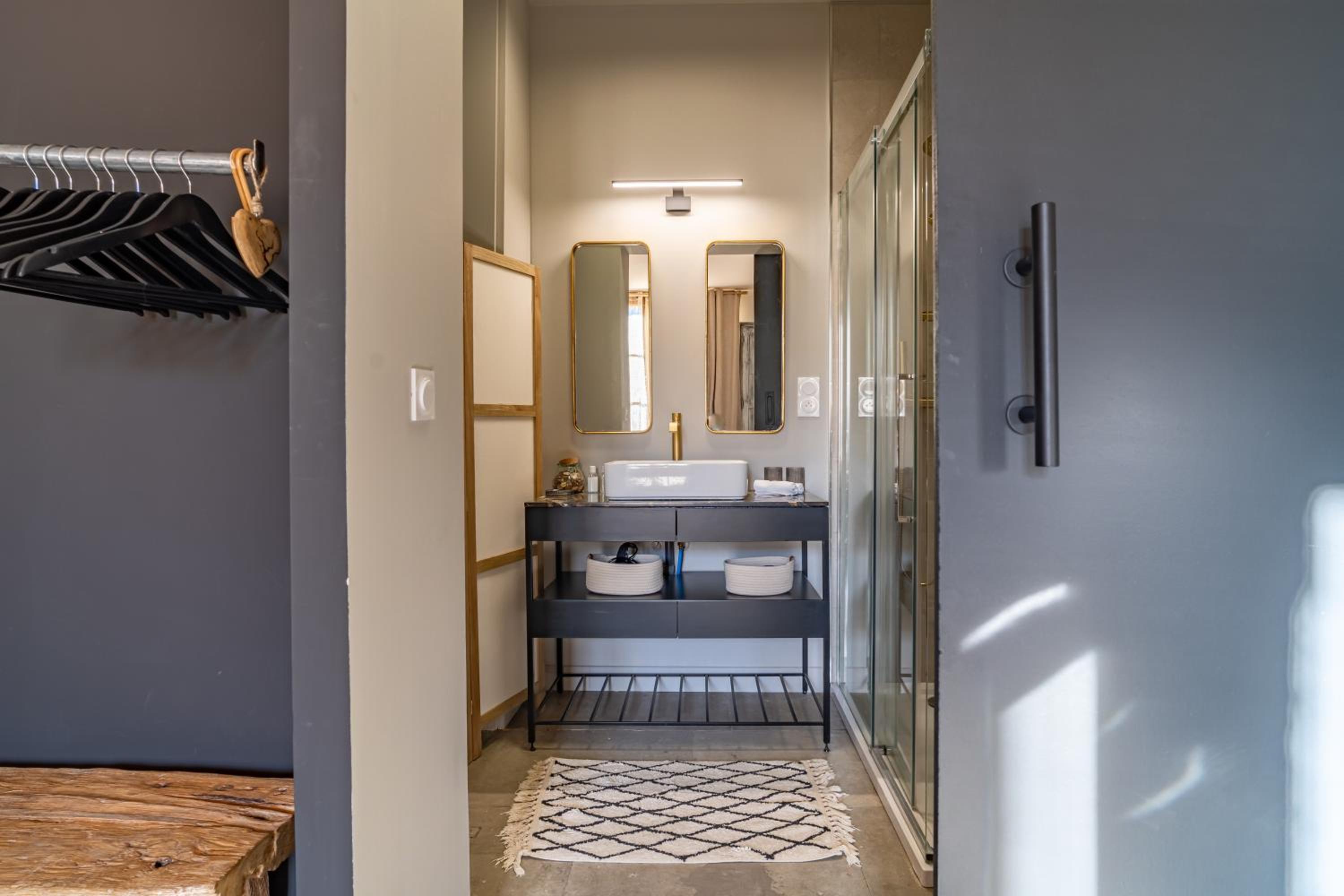 Deluxe Queen Suite - Photo 52