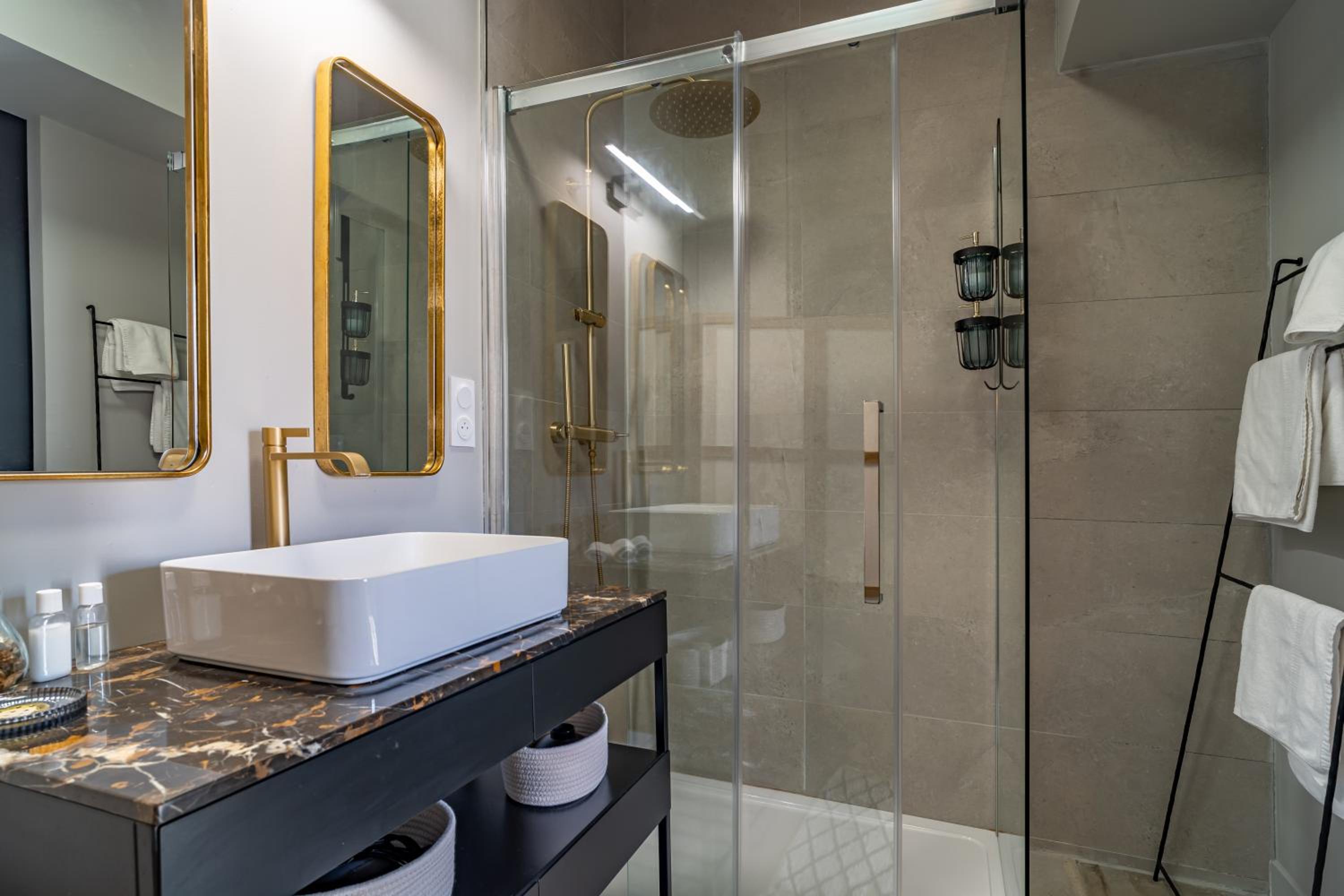 Deluxe Queen Suite - Photo 51