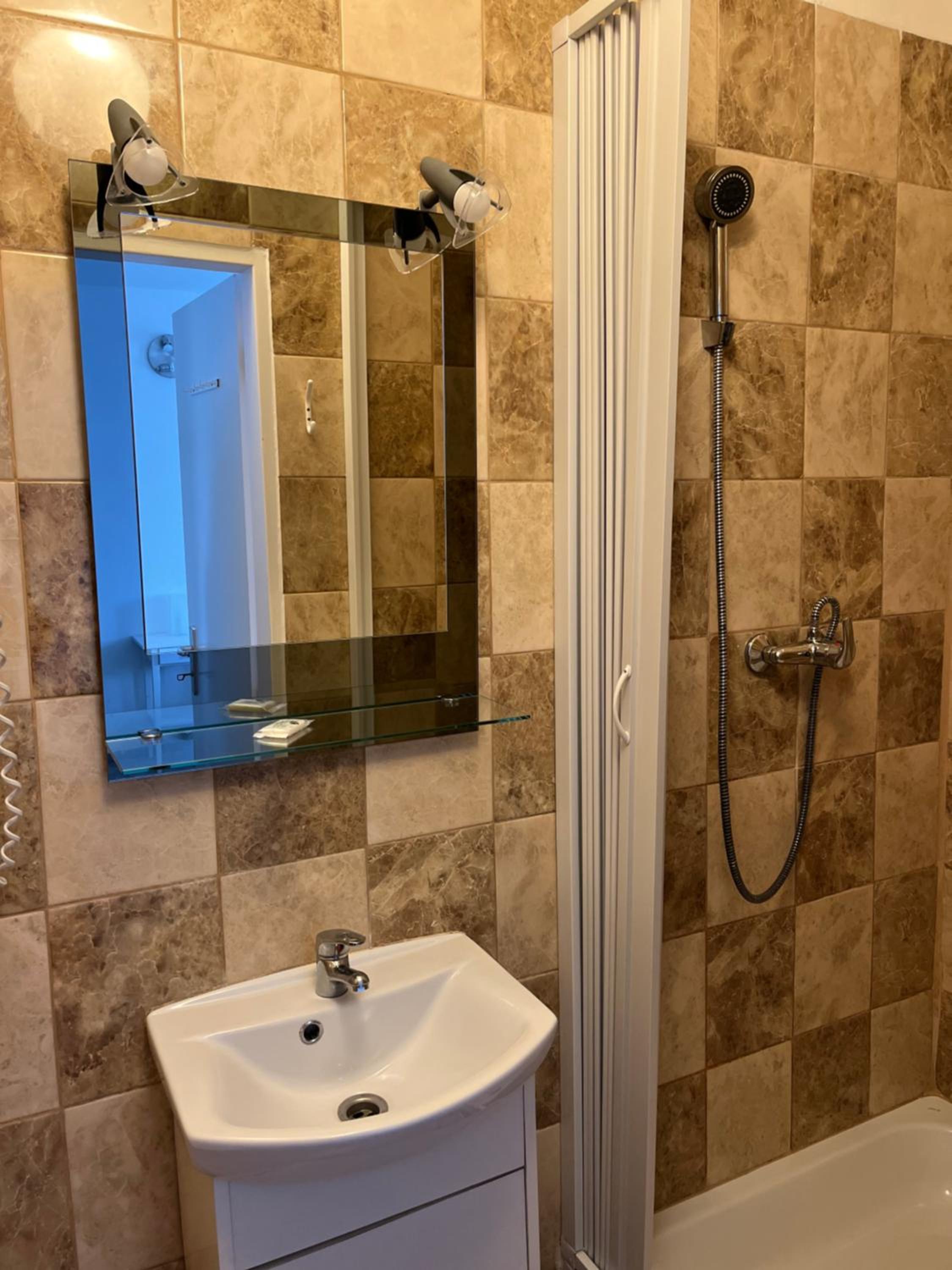 Double Room with Private Bathroom photo 2