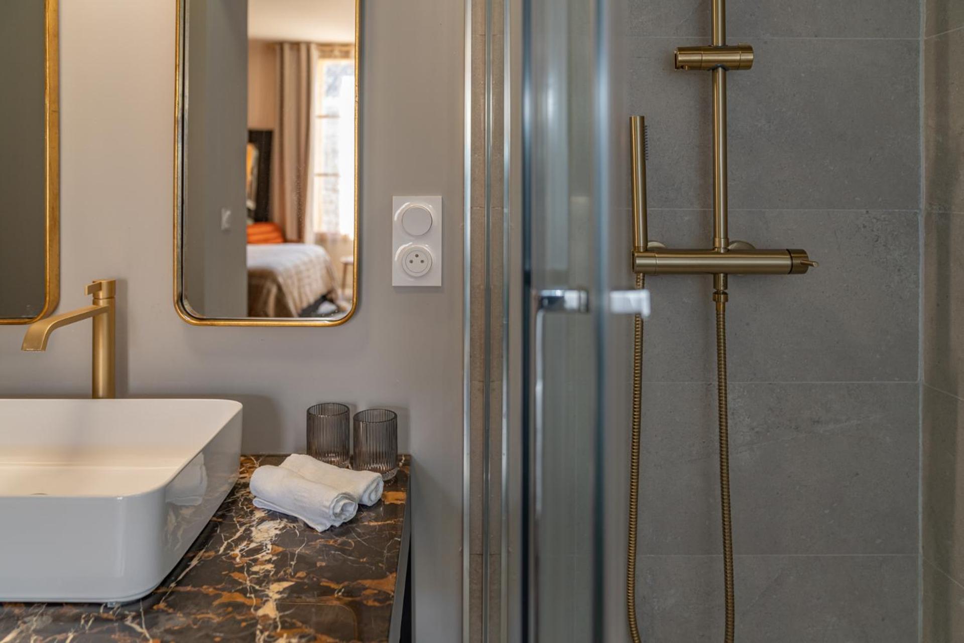 Deluxe Queen Suite - Photo 54