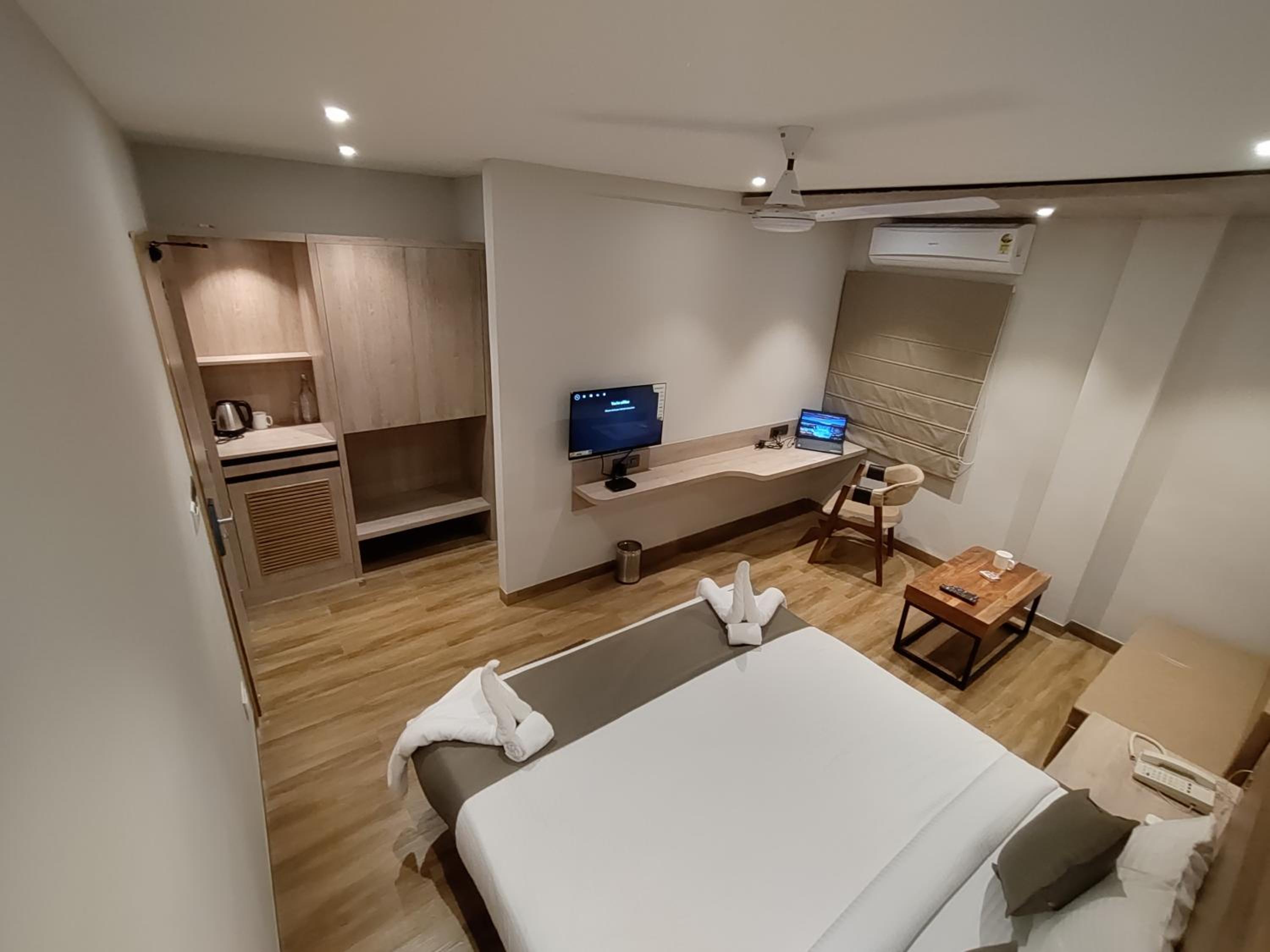 Executive Suite - Photo 2