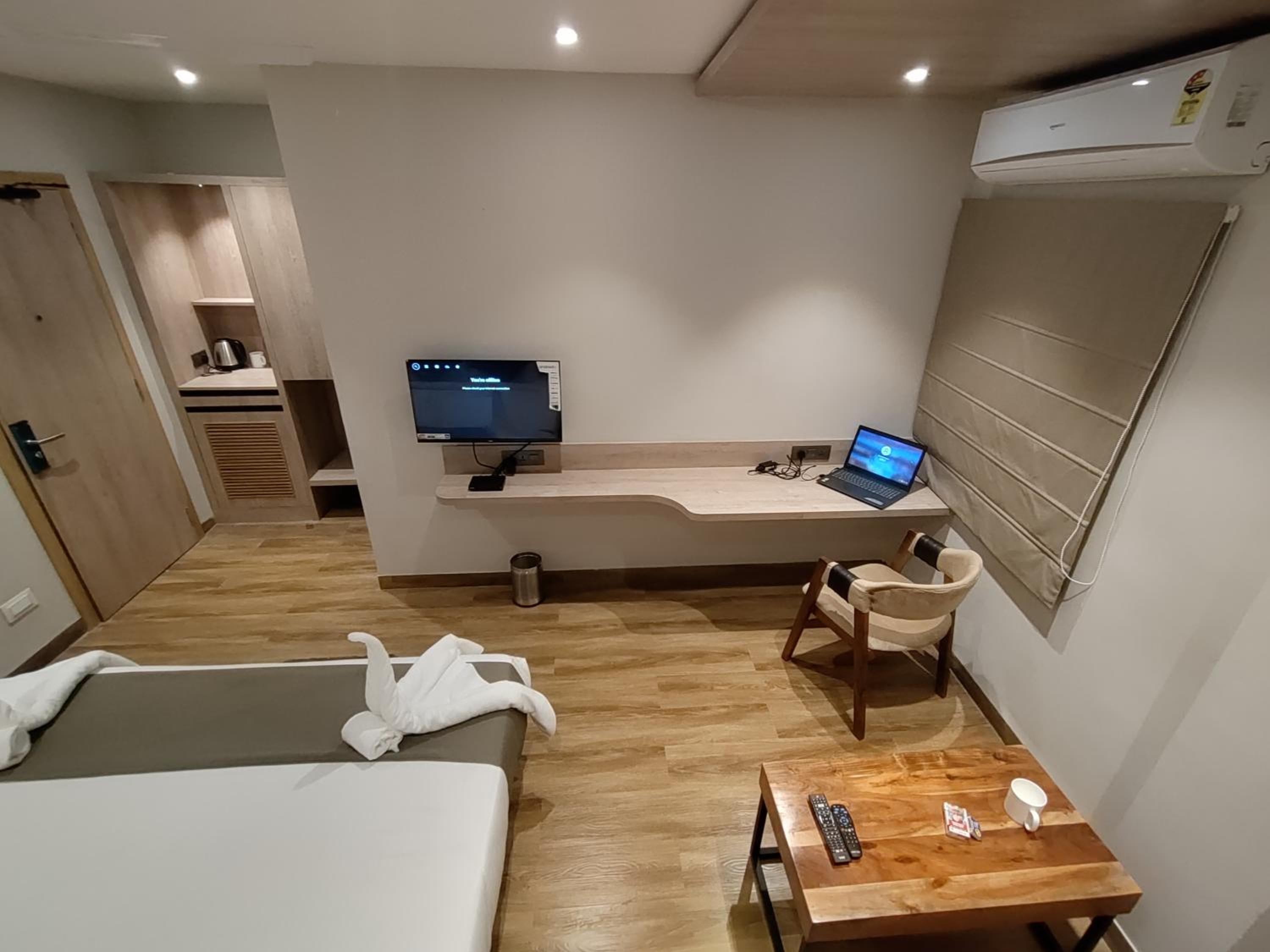 Executive Suite - Photo 10