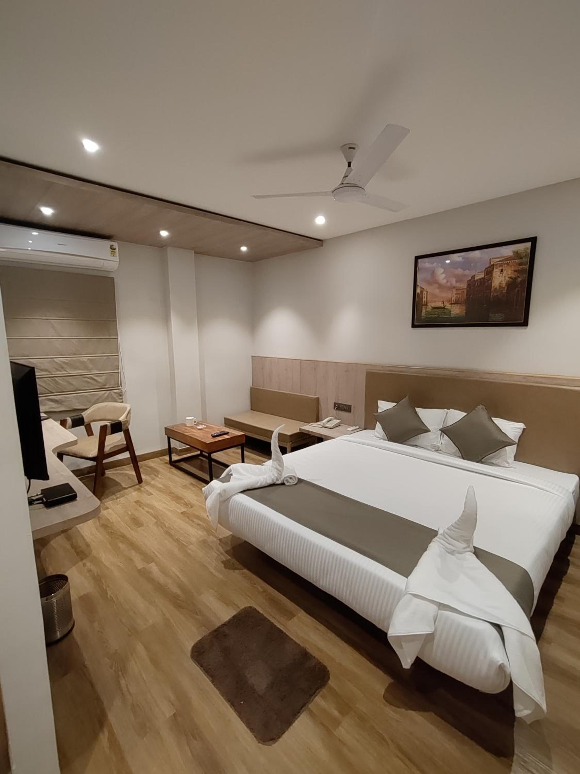 Executive Suite - Photo 9