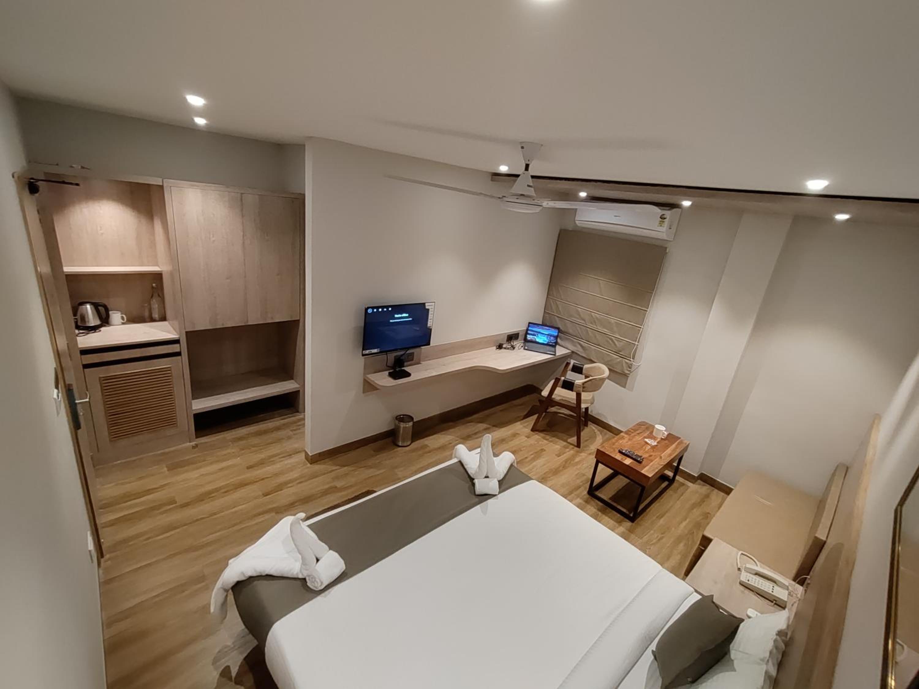 Executive Suite - Photo 1