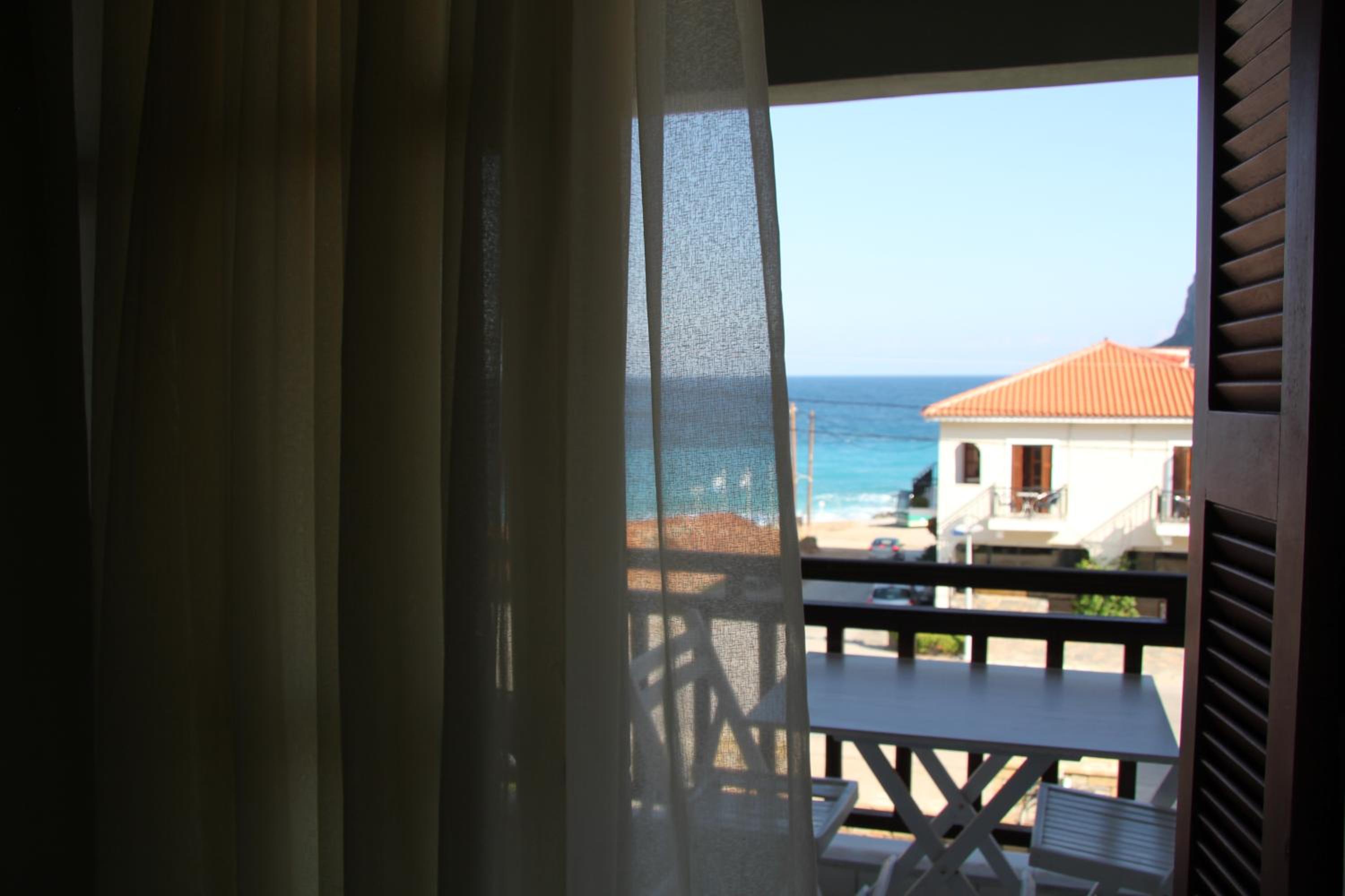 Deluxe Double Room with Balcony and Sea View - Photo 10