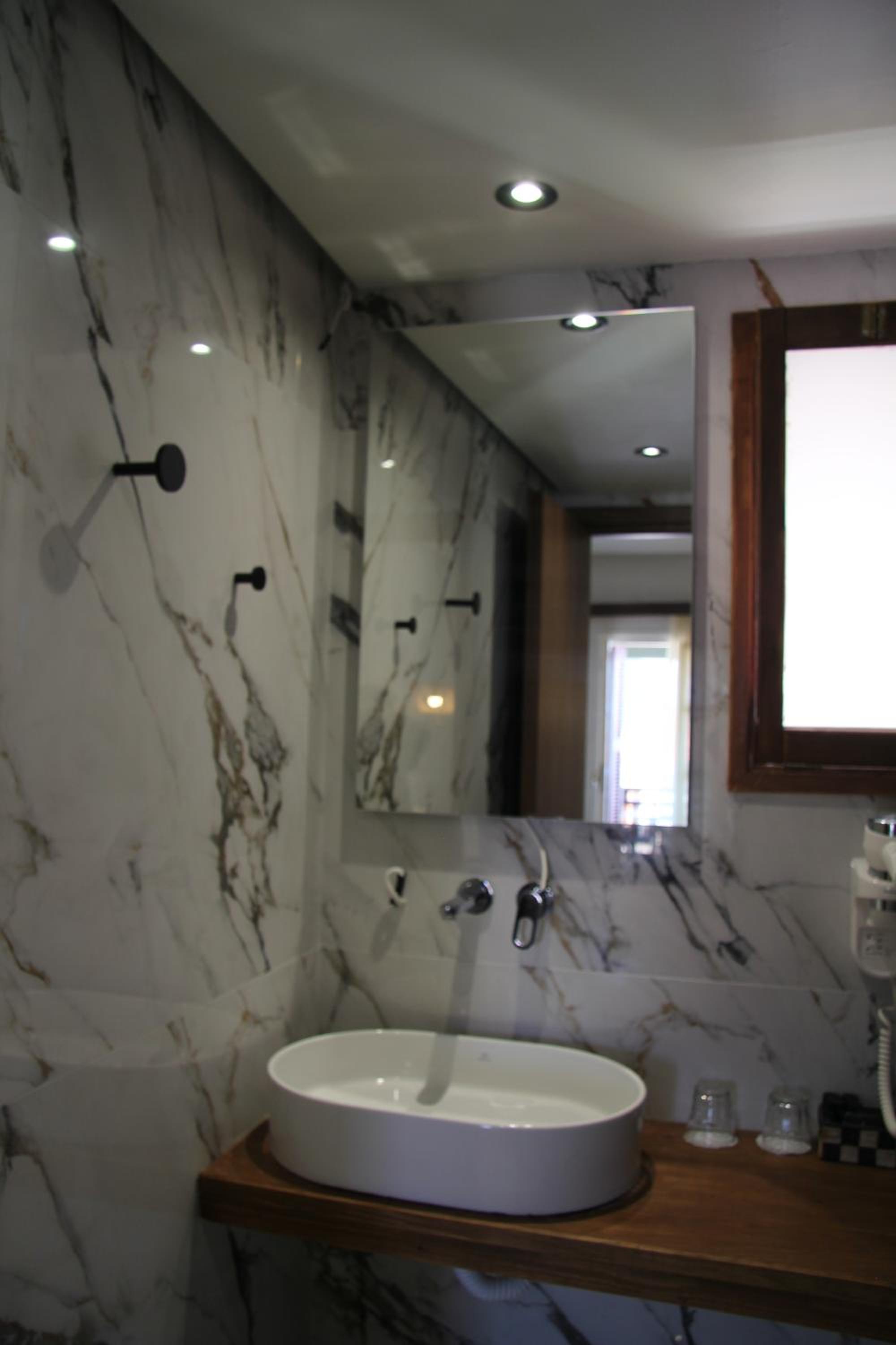 Deluxe Double Room with Balcony and Sea View - Photo 8
